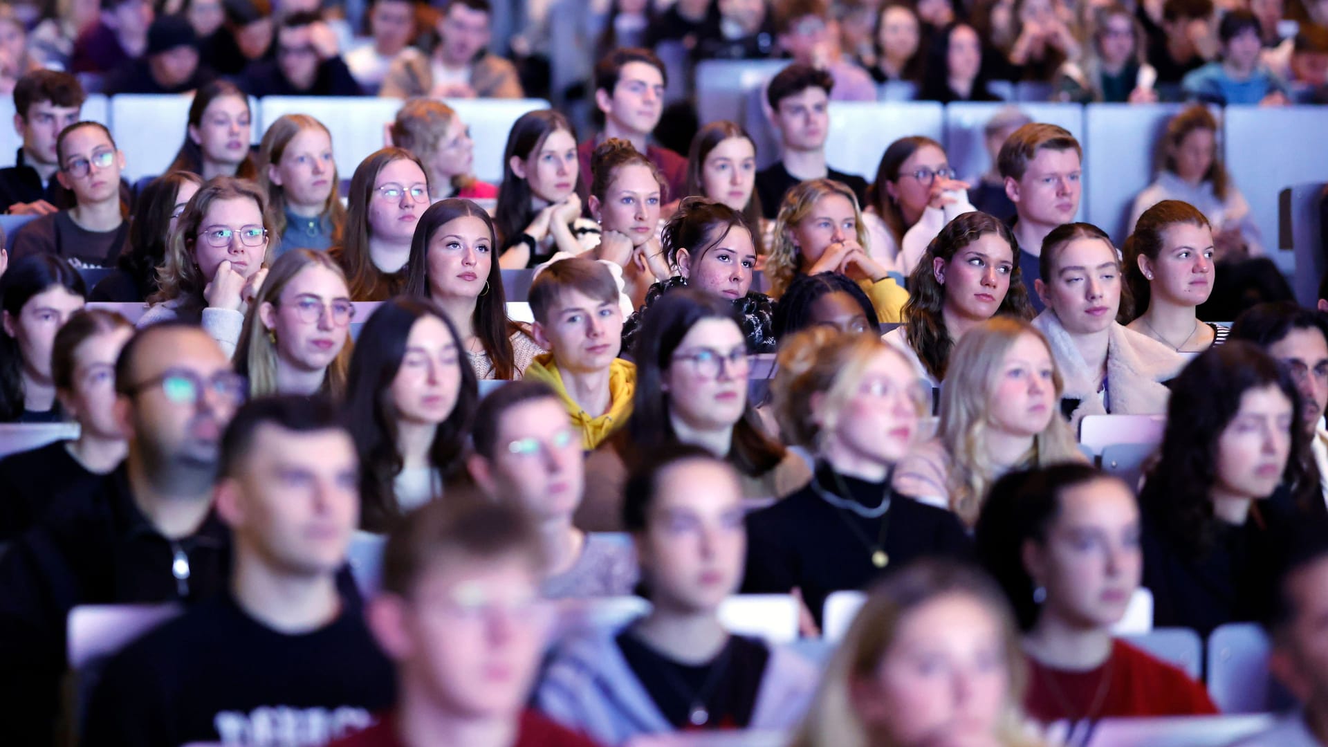 Studenten in einem Hörsaal (Symbolbild): In Bremen sollen bald höhere Semesterbeiträge fällig werden.