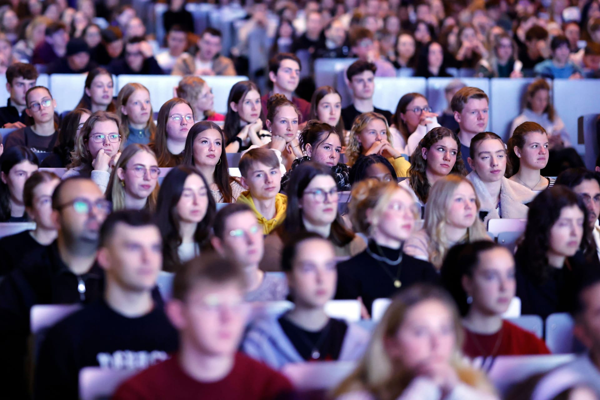 Studenten in einem Hörsaal (Symbolbild): In Bremen sollen bald höhere Semesterbeiträge fällig werden.