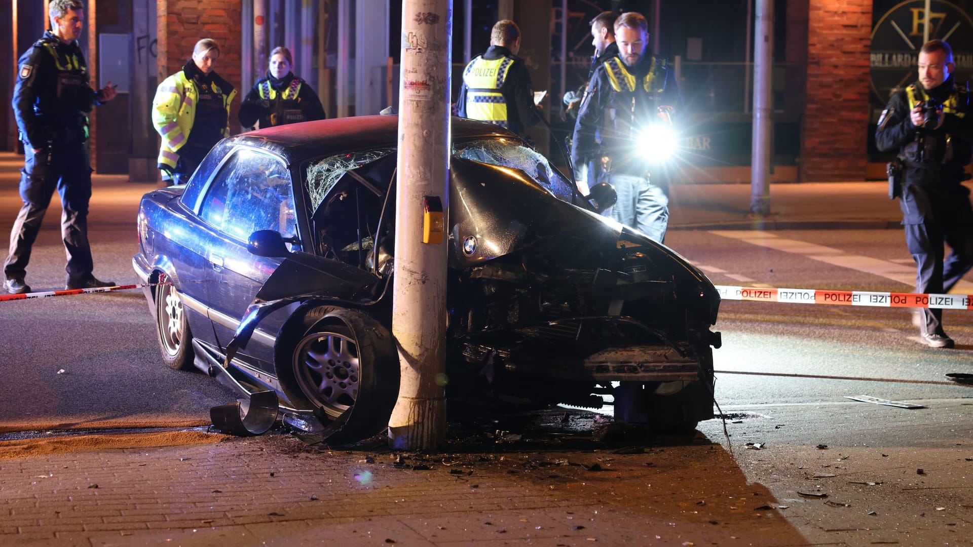 Ein Überholmanöver in Hamburg endete am Sonntagabend an einem Laternenpfosten.