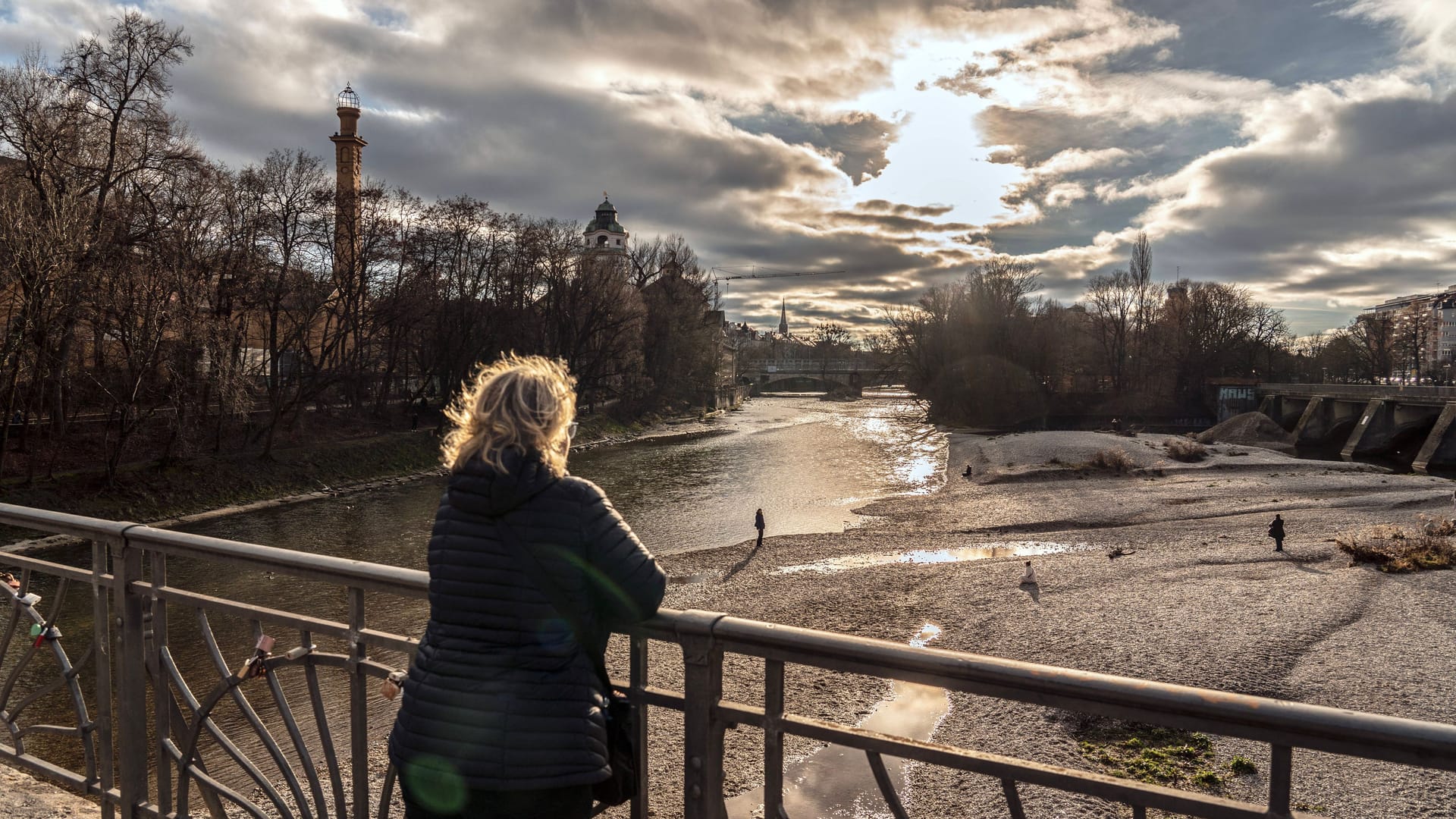 Grauer Himmel über München (Archivbild): Die Sonne traut sich erst gegen Nachmittag hinter den Wolken hervor.