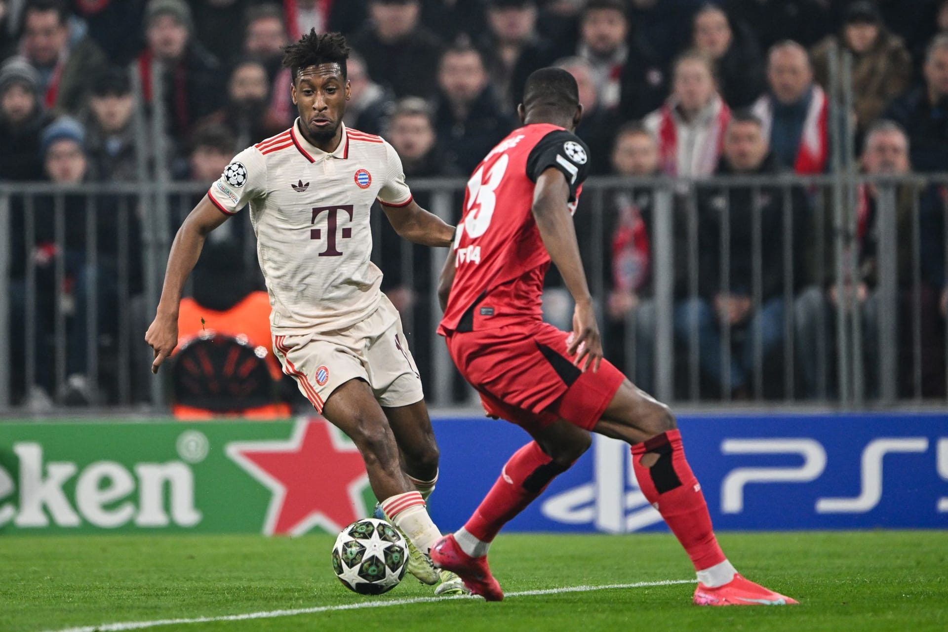 Kingsley Coman (bis 68.): Rückte für Sané auf den Flügel. Bei seiner besten Aktion schoss er knapp am linken Pfosten vorbei (25.). Arbeitete auch viel mit nach hinten. In Sachen Effektivität haperte es mal wieder etwas. Nach einem Foul an ihm sah Mukiele Gelb-Rot. Note 3