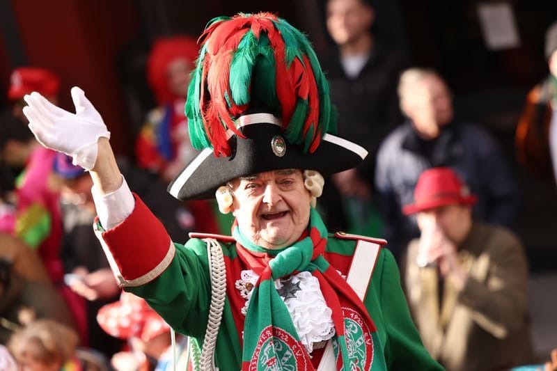 Herbert Reul, Innenminister des Landes Nordrhein-Westfalen, fährt im Rosenmontagsumzug mit (Archivbild): Reul will mit Nancy Faeser ein Zeichen setzen.