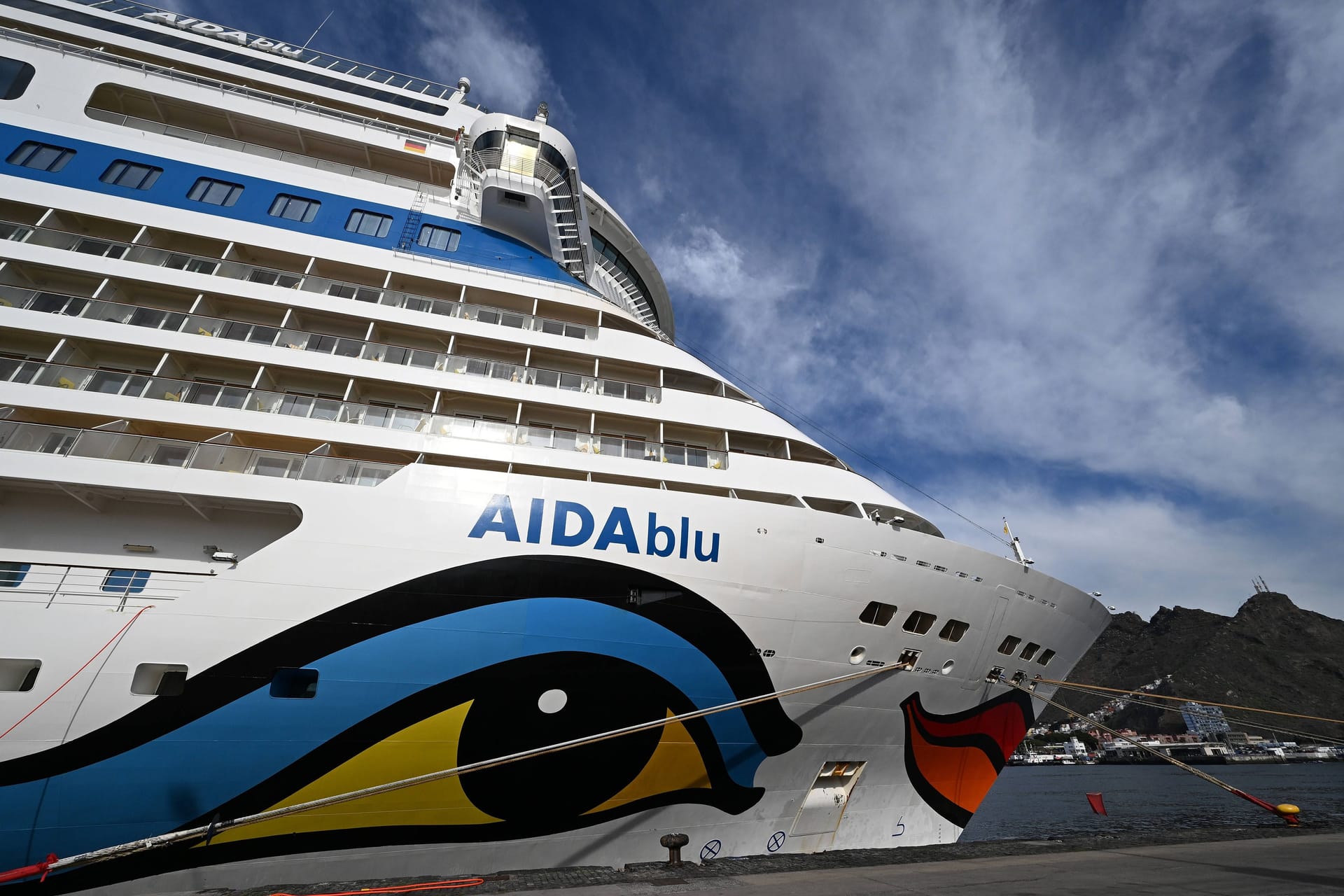 Kreuzfahrtschiff "Aida Blu" in Teneriffa (Archivbild): Damit die Gäste nur mit wenig Verzögerung an Bord gehen können, wird der Reiseverlauf geändert.