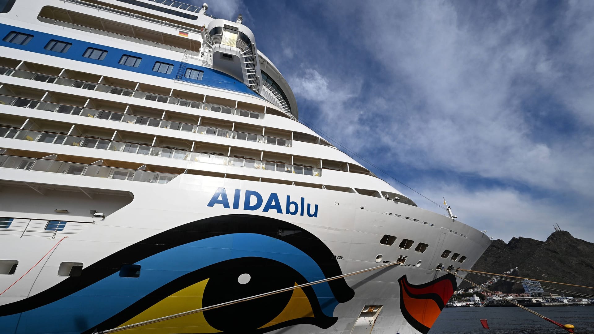 Kreuzfahrtschiff "Aida Blu" in Teneriffa (Archivbild): Damit die Gäste nur mit wenig Verzögerung an Bord gehen können, wird der Reiseverlauf geändert.