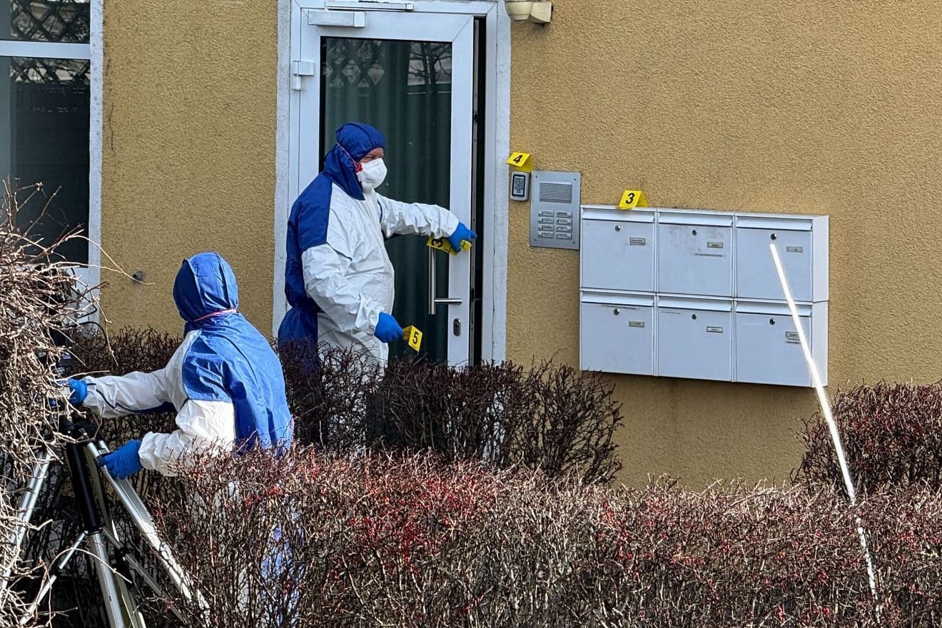 Schönebeck: Kriminaltechniker sichern Spuren an dem Haus, in dem die Schüsse fielen.