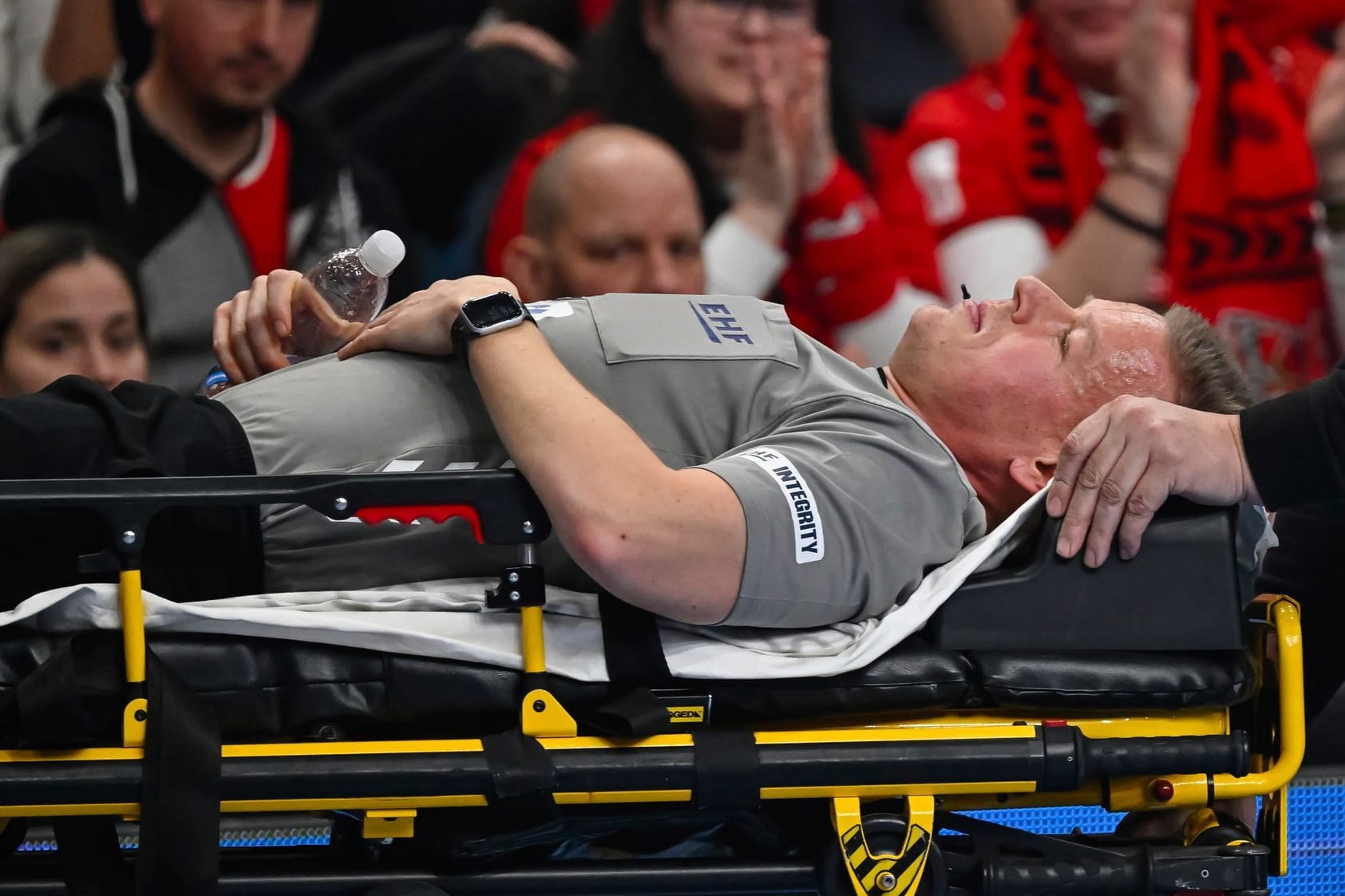 Jesper Madsen bei seinem ersten Schwindelanfall Ende Februar (Archivbild): Er zählt zu den Top-Schiedsrichtern im Handball.