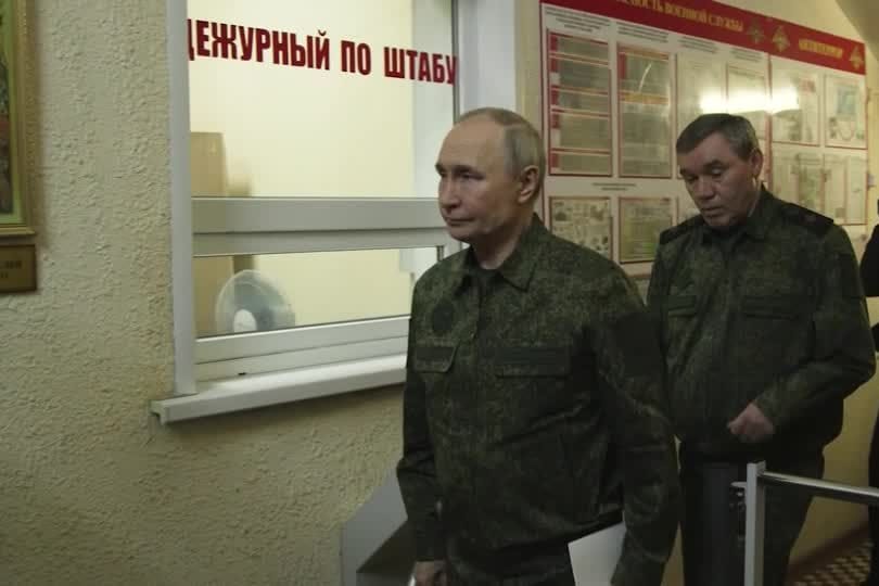 Wladimir Putin zeigt sich in Militäruniform an der Front.