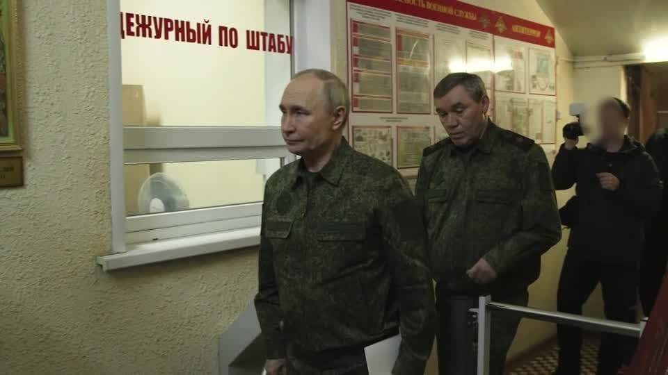 Wladimir Putin zeigt sich in Militäruniform an der Front.