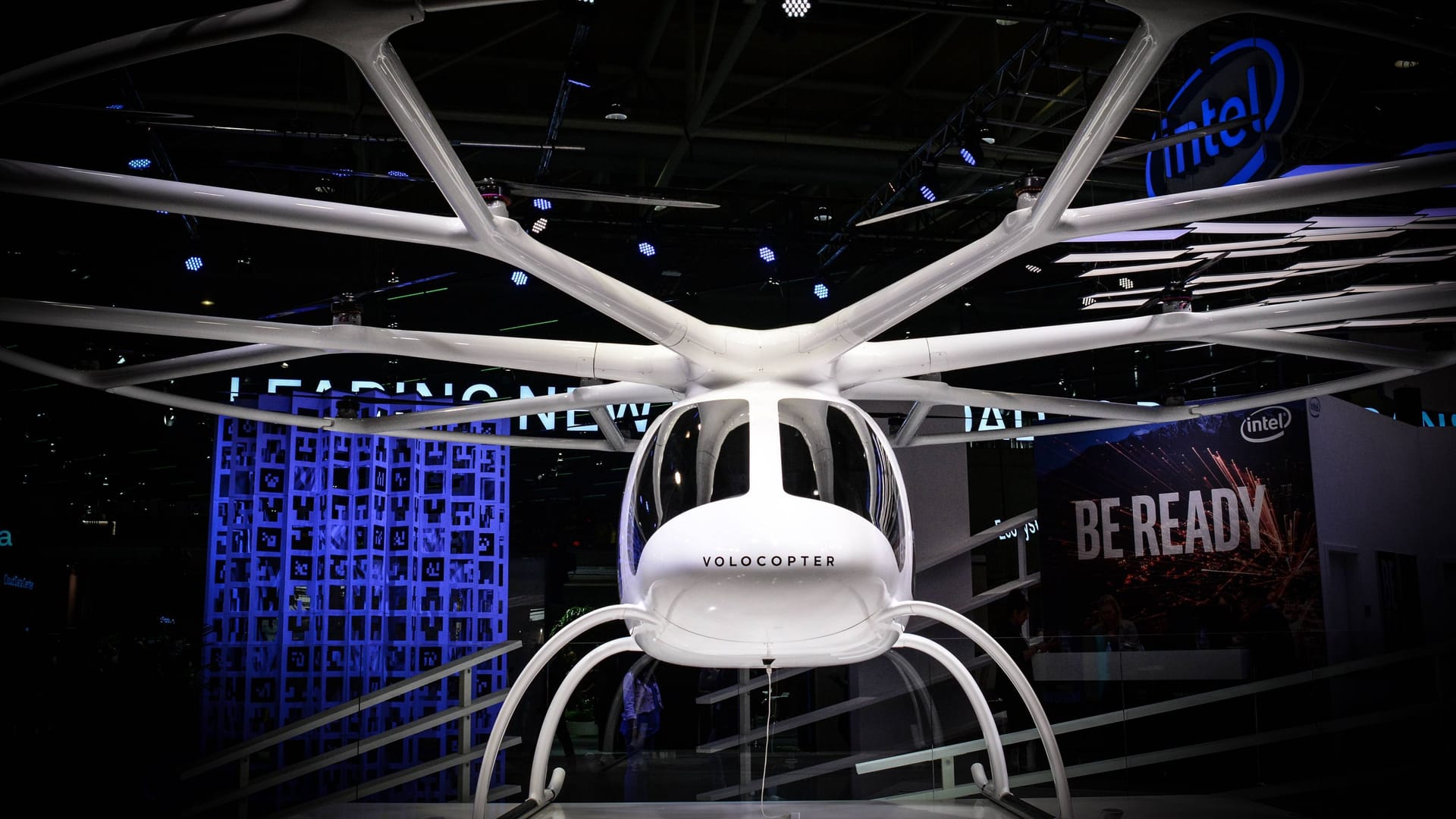 Ein Flugtaxi von Volocopter auf einer Messe (Archivbild): Das Unternehmen sucht laut eigenen Angaben weiter nach Investoren.