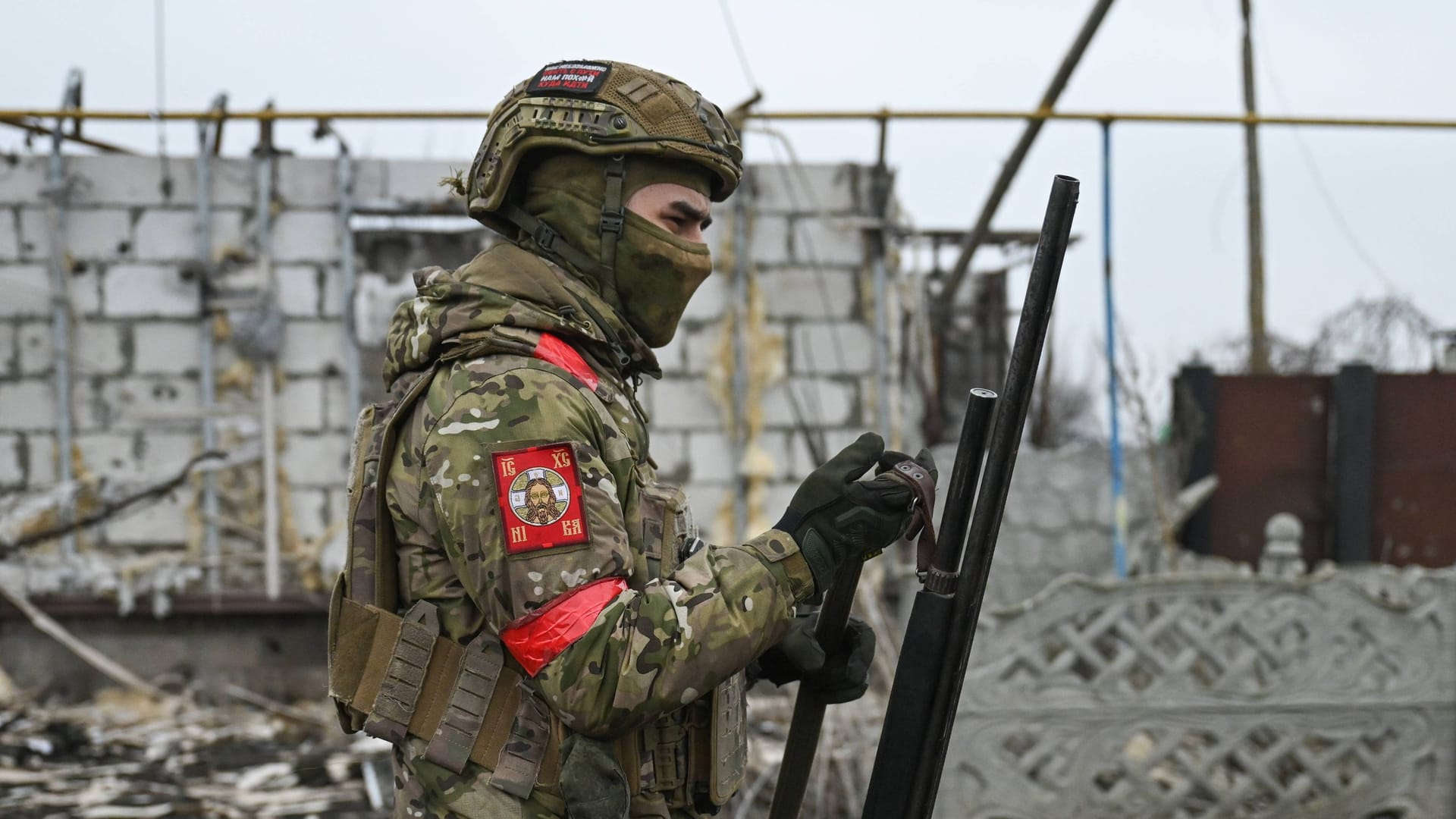 Ein russischer Soldat in der Region Kursk: Russland will das Gebiet fast vollständig zurückerobert haben.