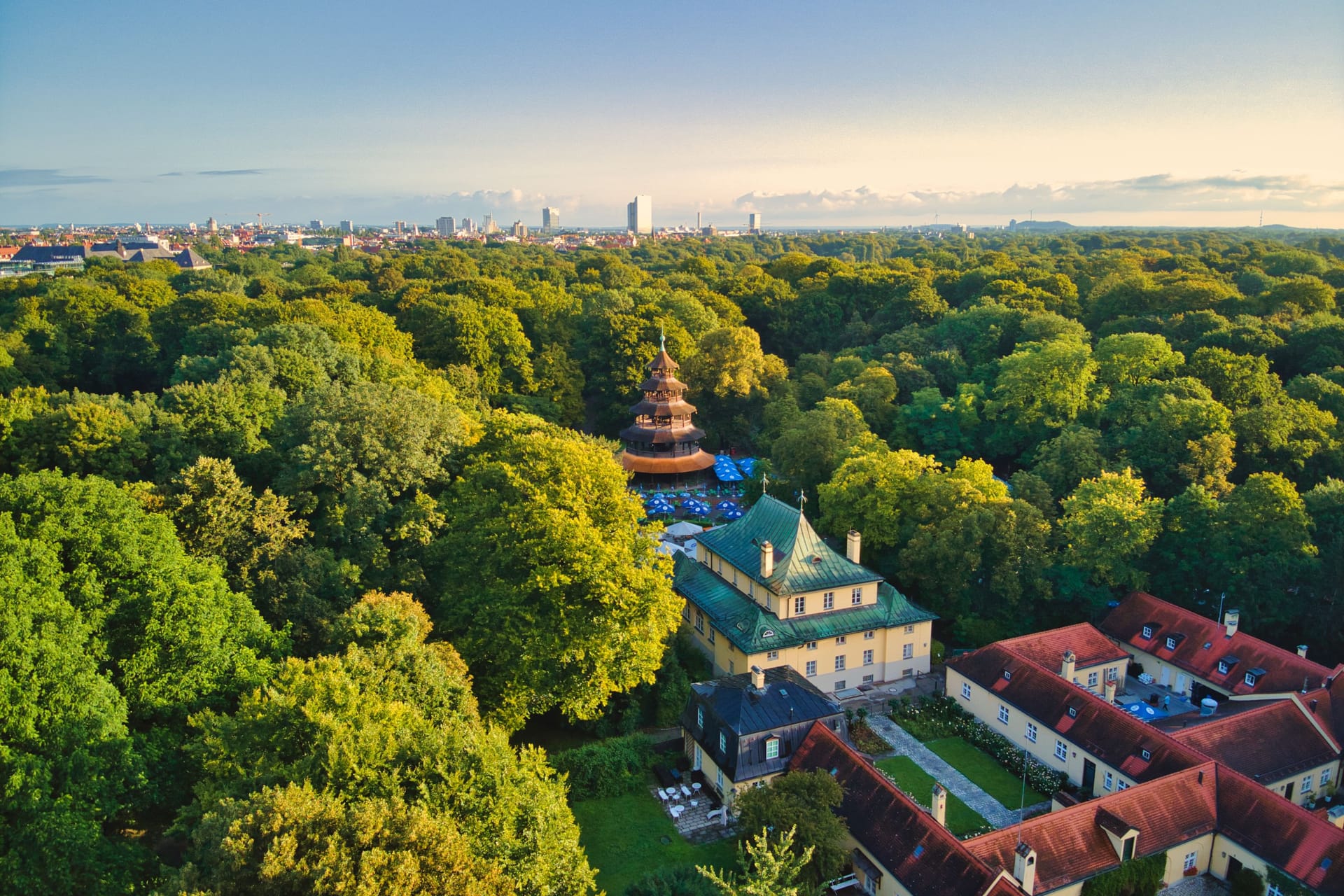 Blick auf den Chinesischen Turm im Englischen Garten (Archivbild): An diesem würde die oberirdische Tram-Nordtangente vorbeiführen.