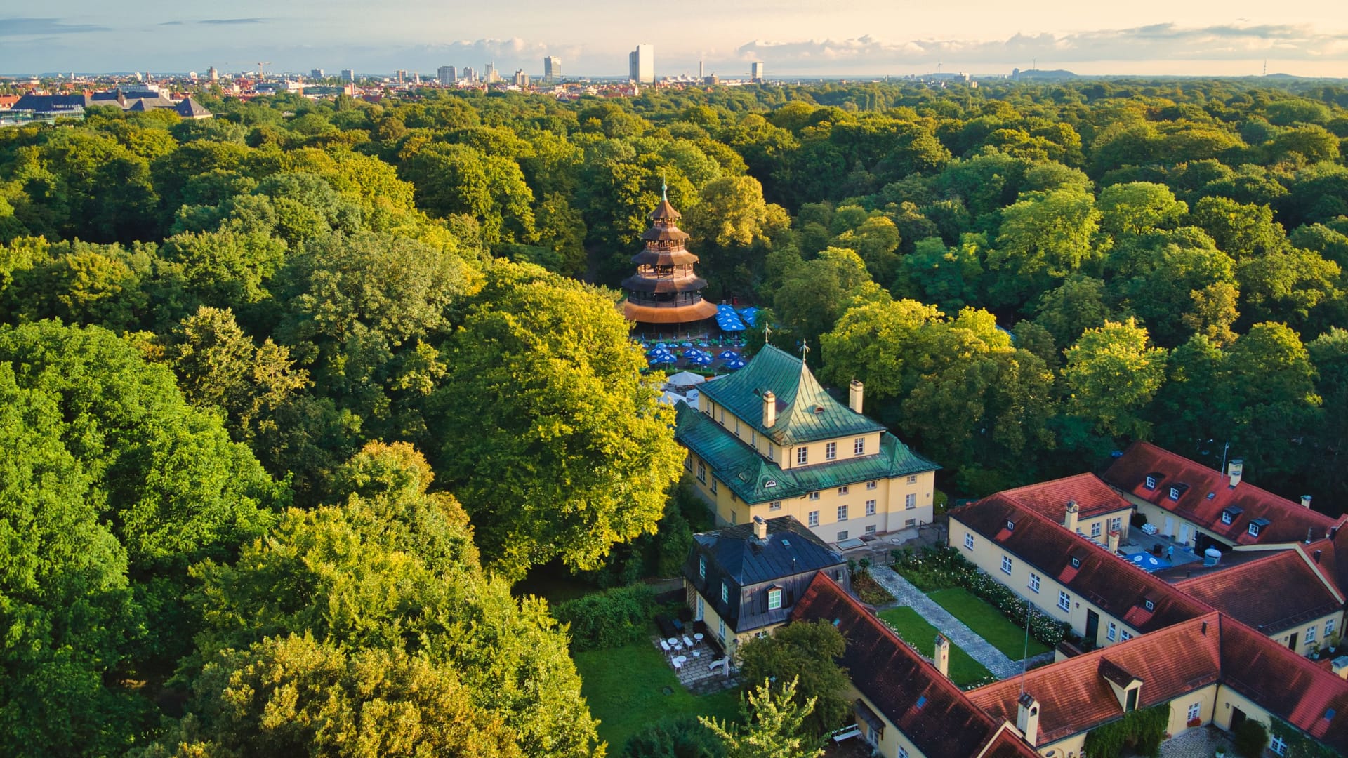 Blick auf den Chinesischen Turm im Englischen Garten (Archivbild): An diesem würde die oberirdische Tram-Nordtangente vorbeiführen.