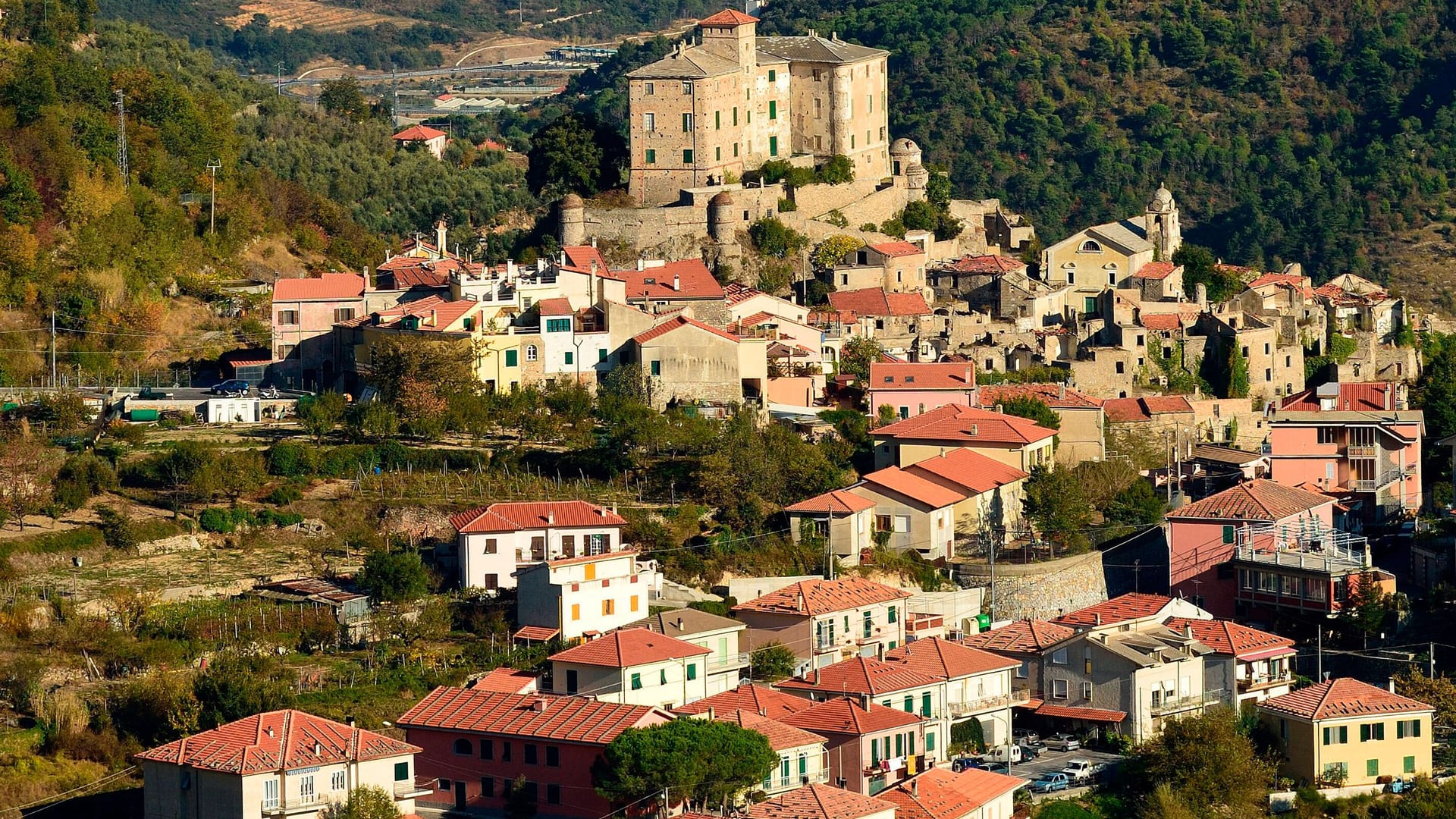 Blick auf Balestrino: Die verlassene Stadt erzählt von Erdbeben und Wiedergeburt.