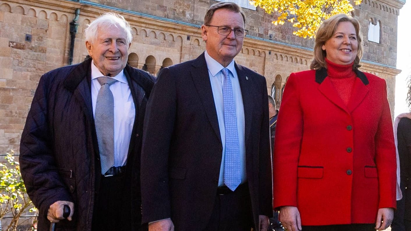 Bernhard Vogel (links) zusammen mit dem damaligen thüringischen Ministerpräsidenten Bodo Ramelow (Mitte, Die Linke) und der Bundestagspräsidentin Bärbel Bas (SPD, rechts).