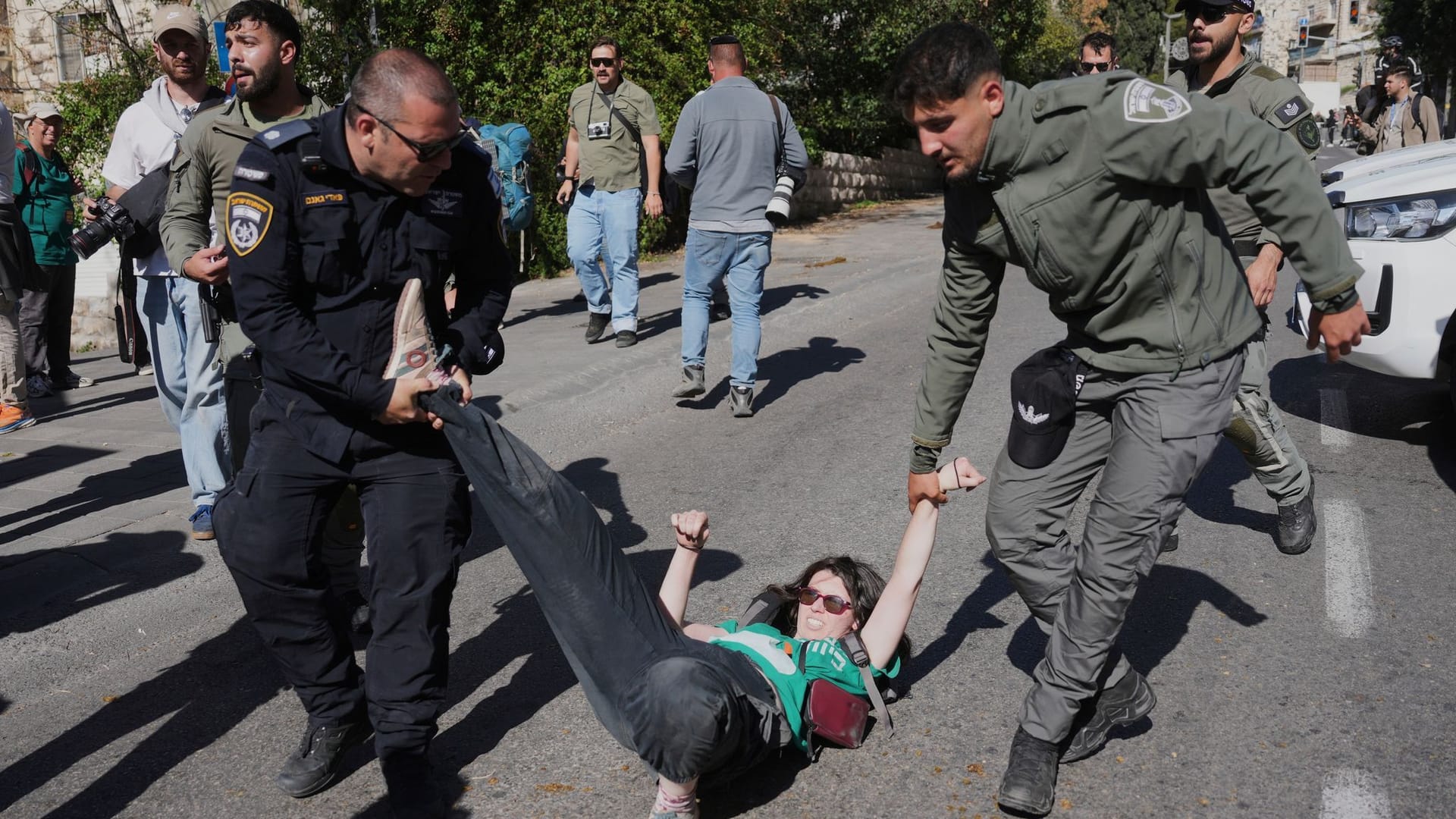 Polizisten tragen bei einer Demonstration in Jerusalem eine junge Gegnerin der israelischen Regierung von der Straße: Bei den Protesten soll es zu Gewalt gegen Demonstrierende gekommen sein.