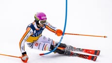 Deutscher Ski-Star kracht beinahe in Pistenarbeiter