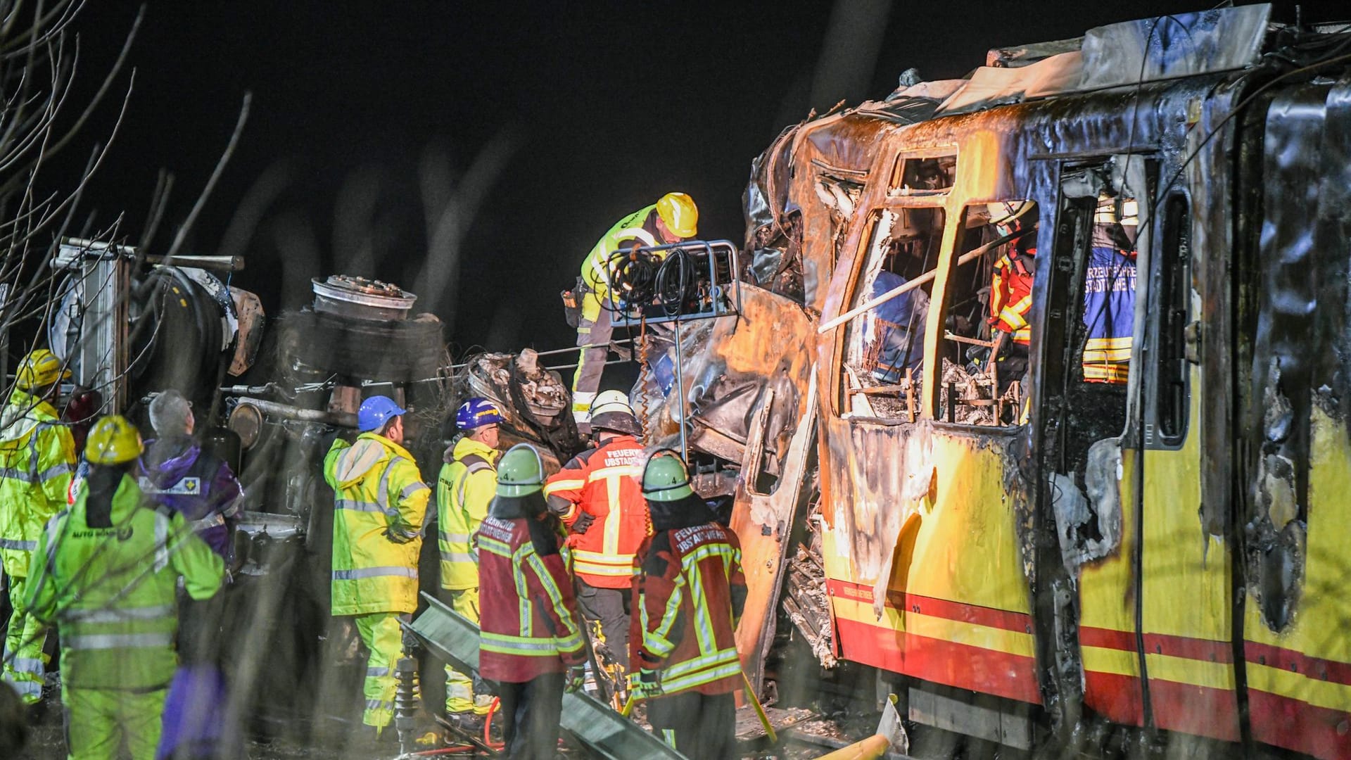 Unfall mit Tanklaster und Stadtbahn