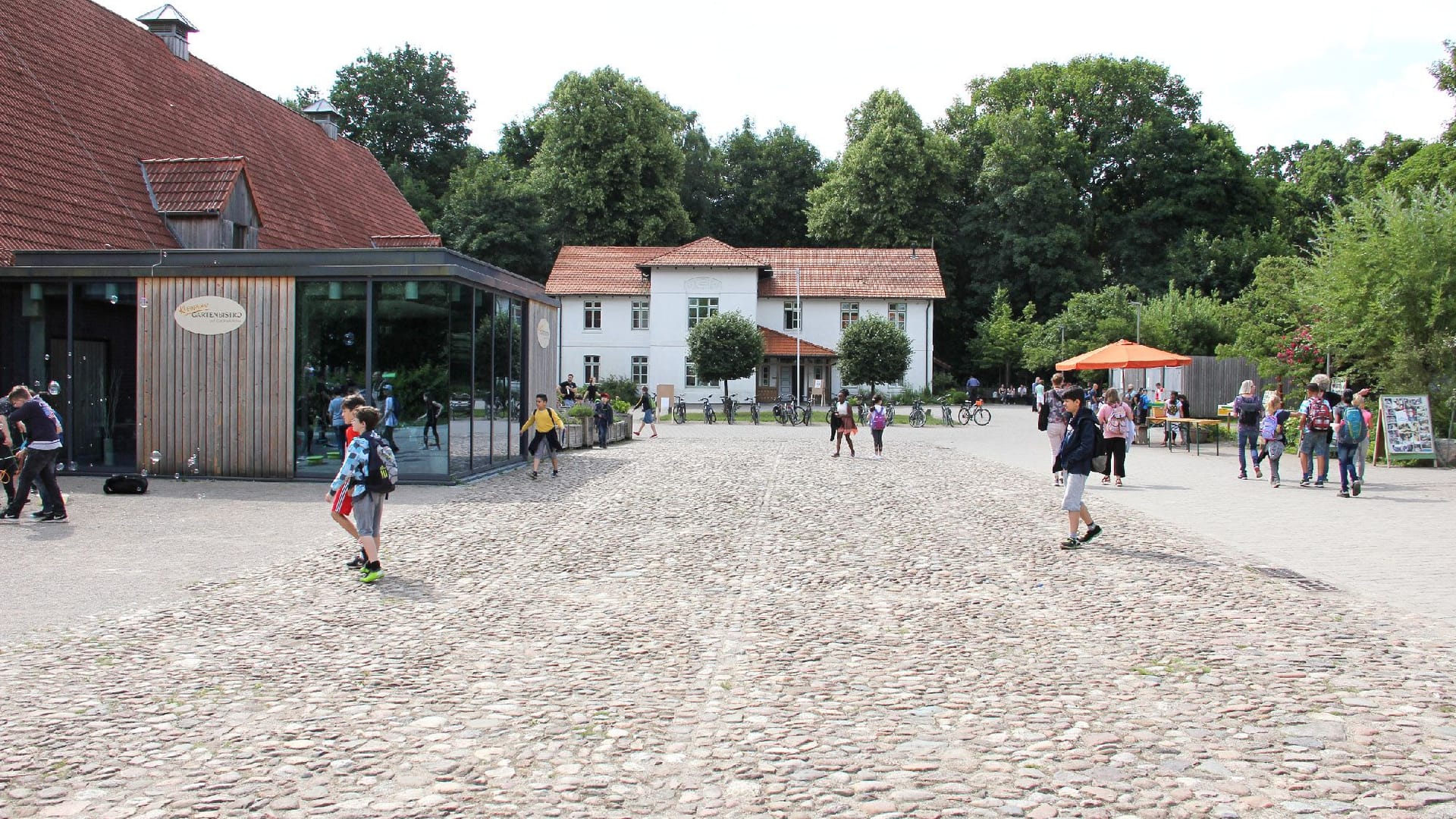 Ein Blick auf den Hof: Anfang April veranstaltet das Gut Karlshöhe einen Pflanzenmarkt.