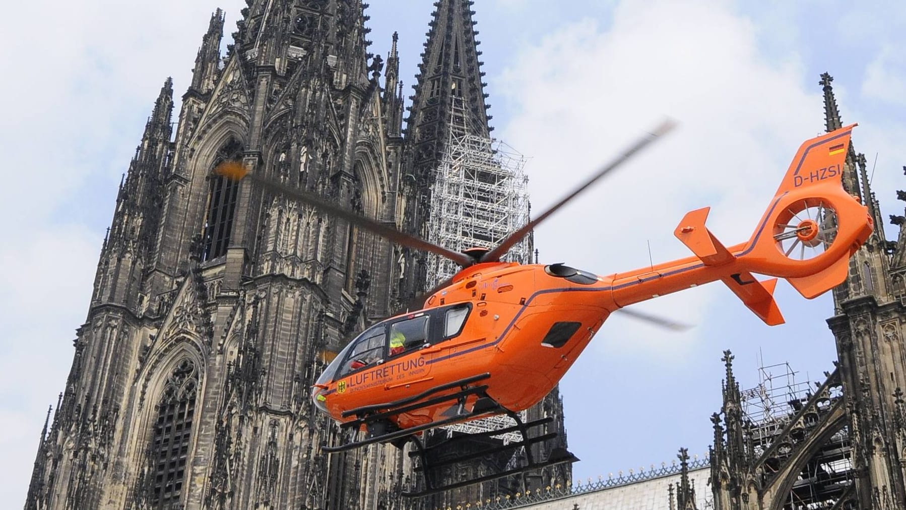 Der Rettungshubschrauber Christoph 3 am Kölner Dom (Archivbild).