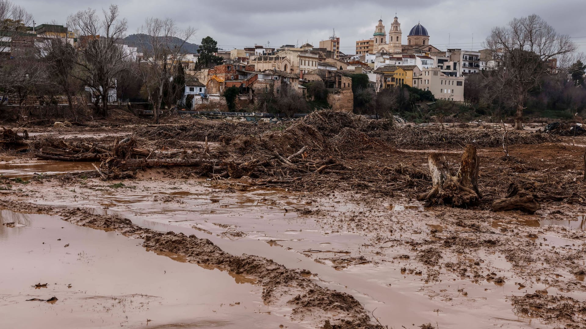 Überfluteter Turia in Ribarroja de Turia: Südeuropa kämpft mit heftigen Unwettern.