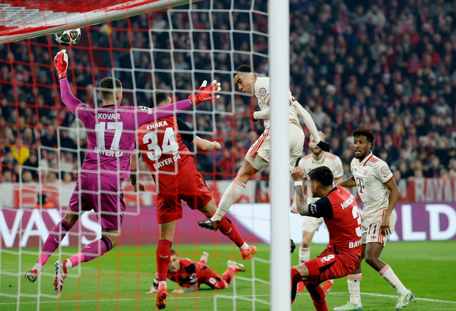 Jamal Musiala: Traf nach Kimmich-Ecke aus kurzer Distanz per Kopf die Latte (22.). Ansonsten lief das Spiel lange an ihm vorbei. Nutzte dann aber Kovář schlimmen Patzer, dem Kimmichs Flanke durch die Hände flutschte, eiskalt und gedankenschnell zum wichtigen 2:0. Tolle Ballmitnahme per Hacke in der Nachspielzeit vorm Pass auf Palhinha. Note 2