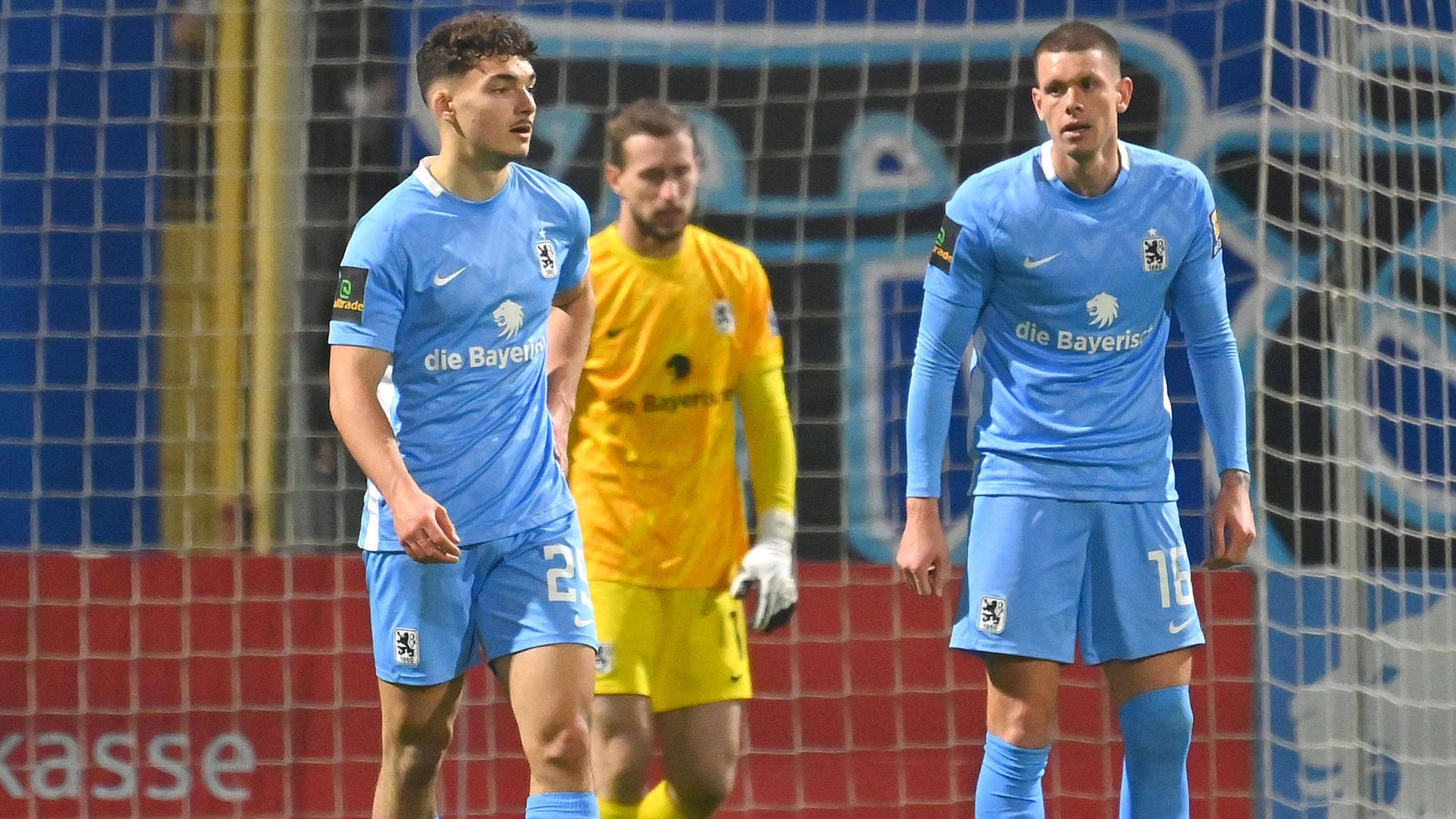 Tragen auch in der kommenden Saison den "Löwen" auf der Brust: Sean Dulic (m.) und Max Reinthaler (r.).