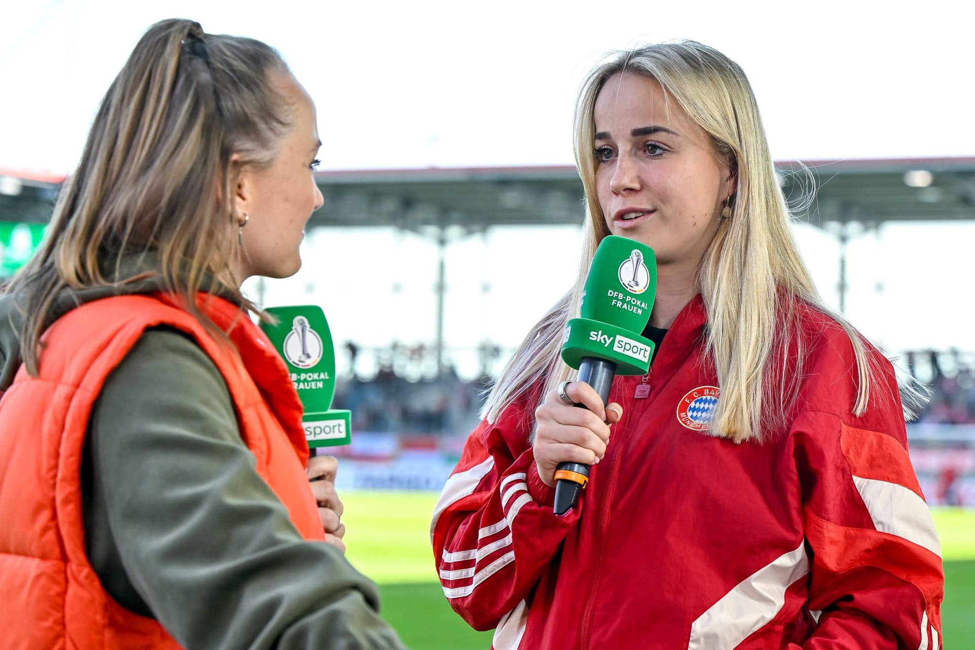 Giulia Gwinn (r.): In der Halbzeit spricht sie über ihre Eindrücke.