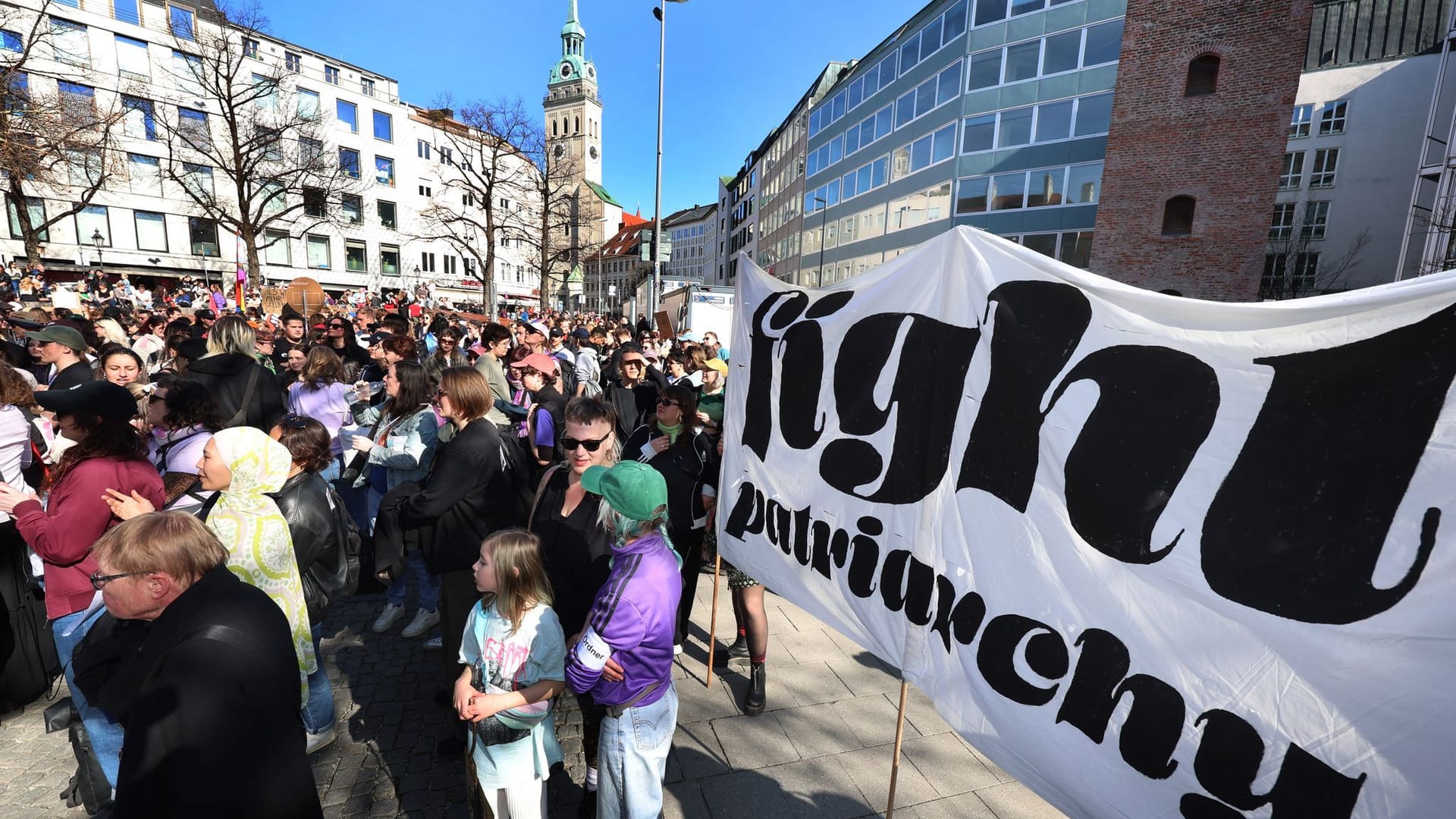 Demonstrantinnen halten am Rindermarkt ein Transparent mit der Aufschrift "FIGHT PATRIARCHY".