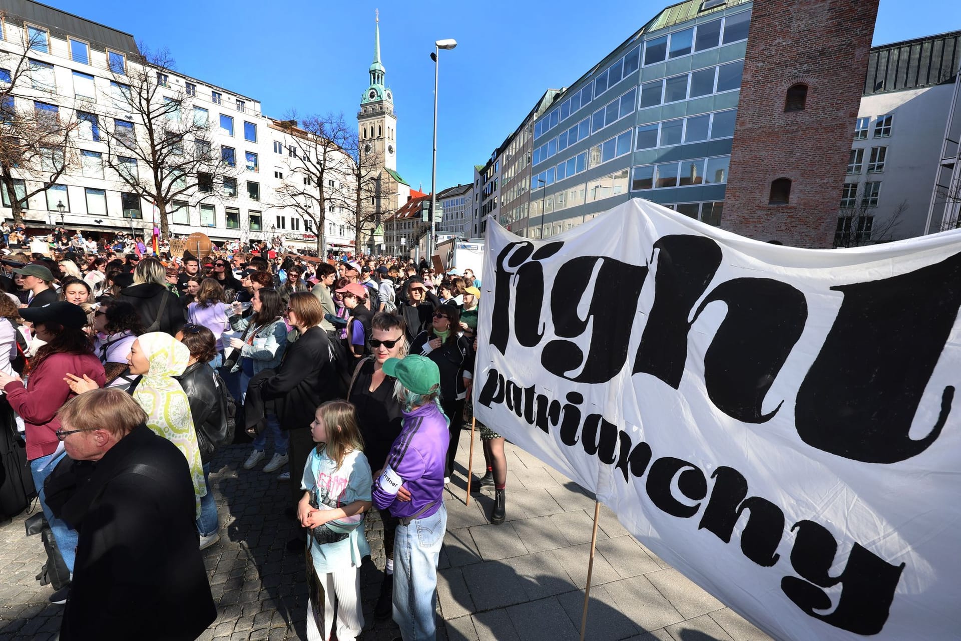 Demonstrantinnen halten am Rindermarkt ein Transparent mit der Aufschrift "FIGHT PATRIARCHY".