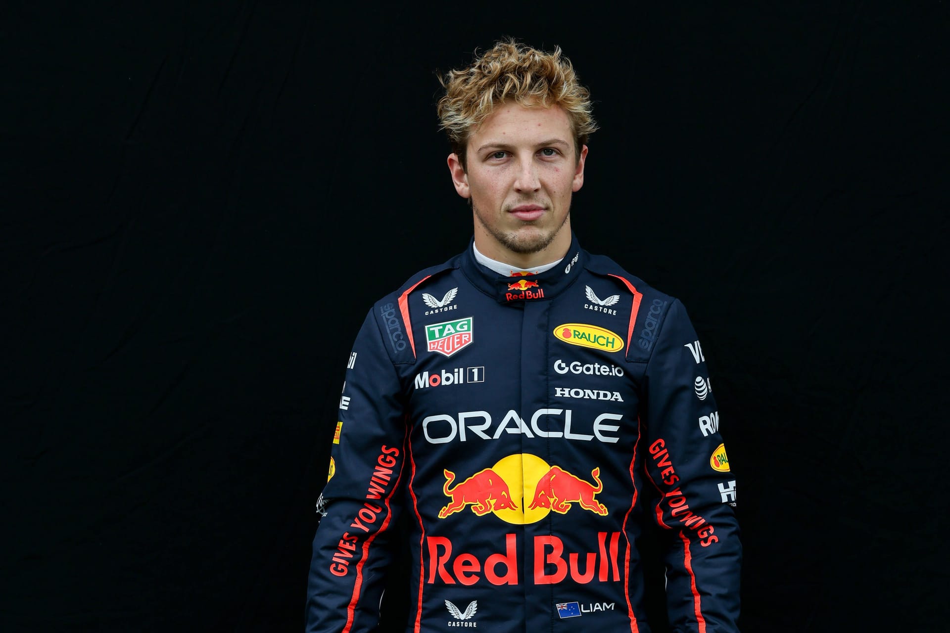 Liam Lawson: Der 23-jährige Neuseeländer darf sich in dieser Saison an der Seite von Verstappen im Red Bull beweisen. Im Lauf der vergangenen Saison verdrängte er zunächst Daniel Ricciardo aus dem Cockpit bei Red-Bull-Schwesterteam Racing Bulls. Dort beeindruckte er mit seinen Leistungen so sehr, dass die Red-Bull-Bosse ihn nun als Ersatz für den zuletzt schwachen Sergio Pérez ins Hauptteam beförderten.