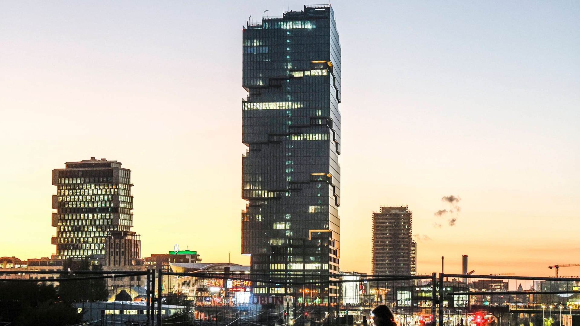 Blick auf den Amazon-Büroturm in Friedrichshain (Archivbild): Berlin hat einige Bürogebäude und Hotels, die die 100-Meter-Grenze überschreiten.