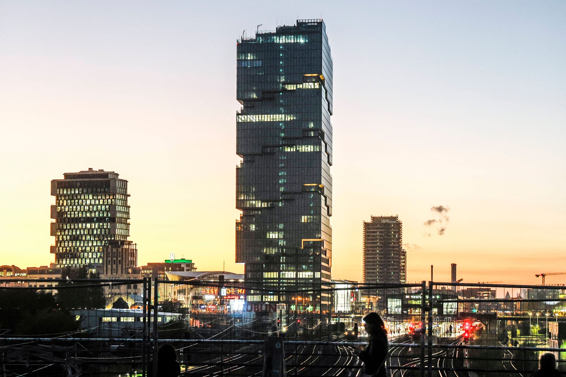 Blick auf den Amazon-Büroturm in Friedrichshain (Archivbild): Berlin hat einige Bürogebäude und Hotels, die die 100-Meter-Grenze überschreiten.