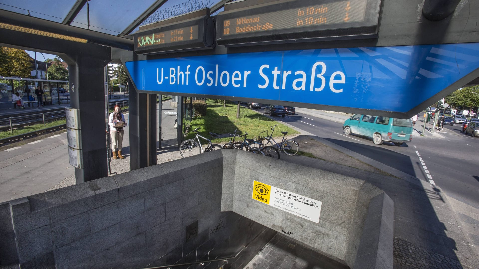 Eingang zum U-Bahnhof Osloer Straße (Archivbild): Der Verletzte wurde in ein Krankenhaus gebracht und dort stationär aufgenommen.