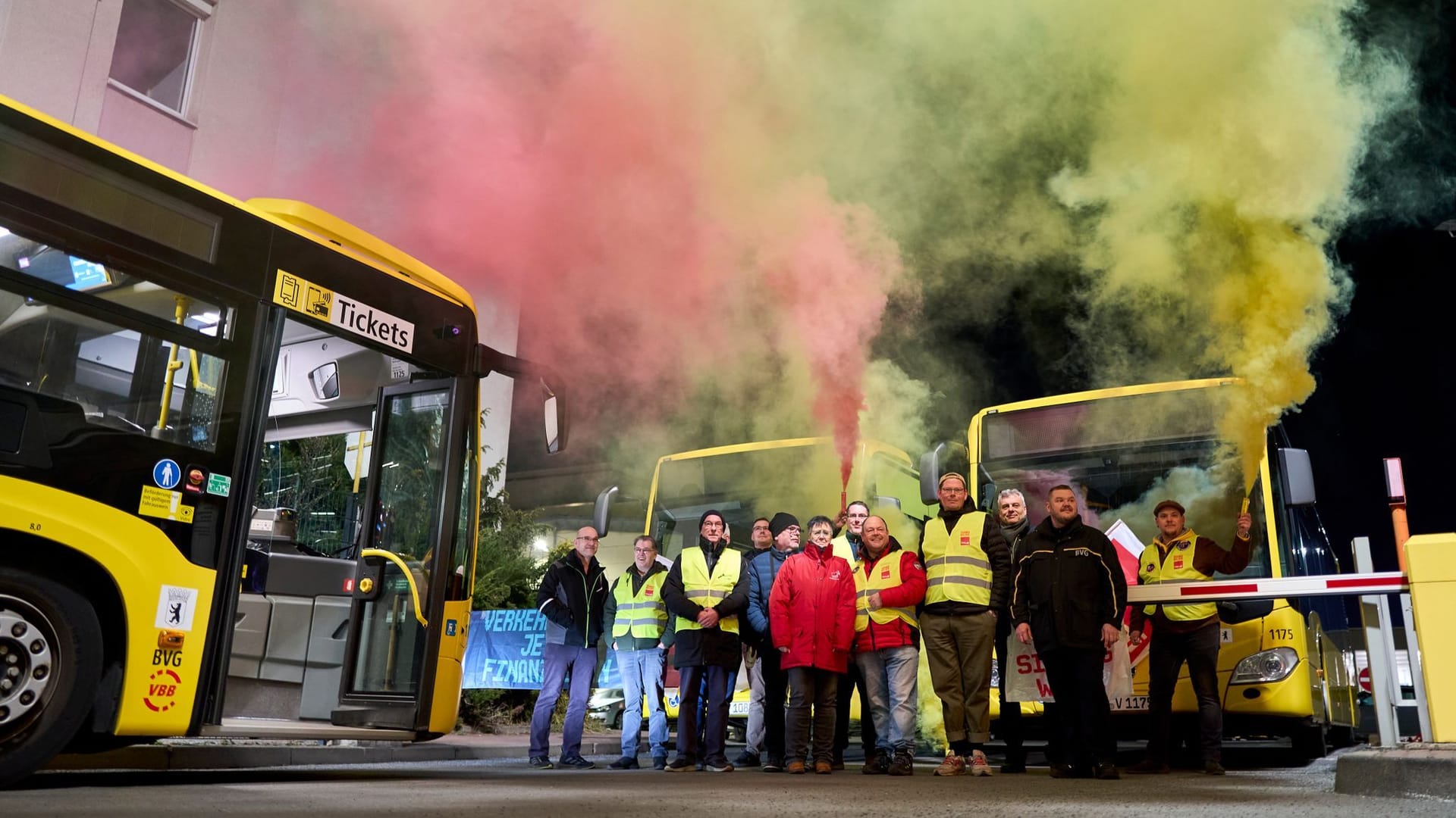 Streikende BVG-Mitarbeiter stehen mit qualmenden Leuchtfackeln in den Händen an der Zufahrt zum Betriebshof in der Siegfriedstraße. In der Nacht hat der zweitägige Warnstreik im Berliner Nahverkehr begonnen.