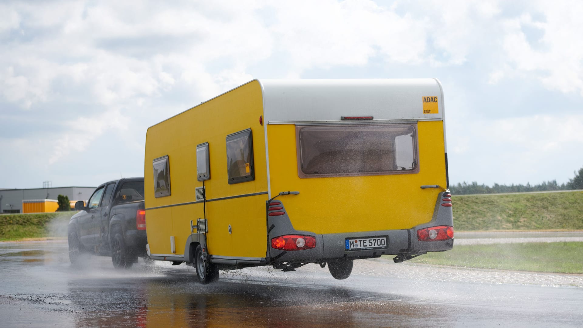 Rutschige Sache: Spezielle Reifen für Anhänger mussten beim ADAC ihre Qualität beweisen.