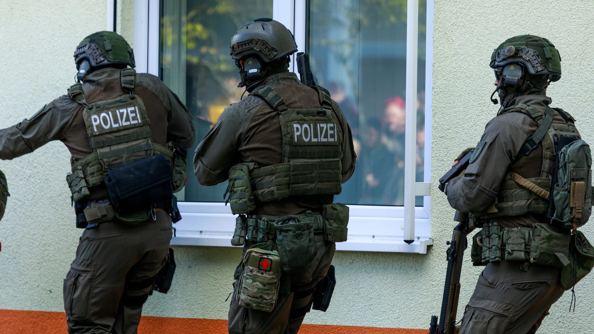 Spezialkräfte der Polizei (Symbolbild): Beamte des Kommandos haben einen tatverdächtigen jungen Mann in Gesundbrunnen festgenommen.