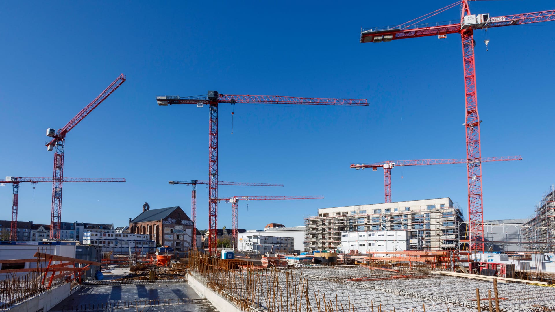 Großbaustelle mit vielen Kränen (Symbolbild): In einen Lagen in Hamburg sind Baugrundstücke noch vergleichsweise günstig zu haben.