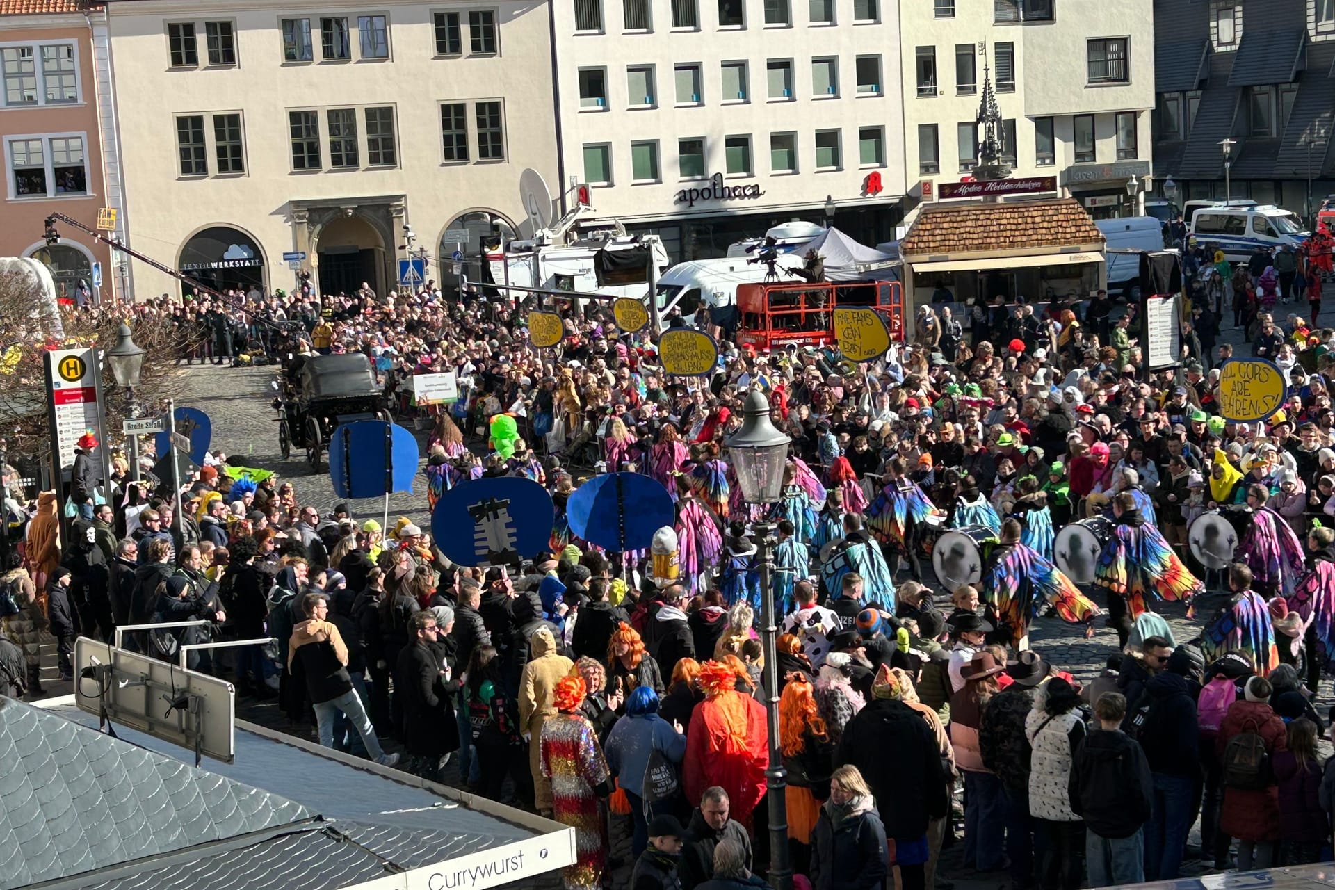 Plakate beim Schoduvel: Die Fans machten ihrem Ärger über Innenministerin Daniela Behrens Luft.