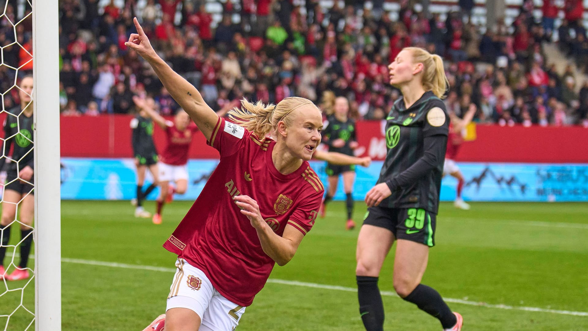 Pernille Harder (l.): Die Stürmerin traf früh für die Bayern.