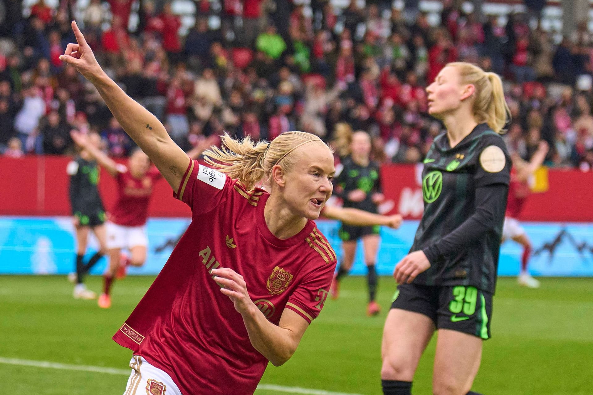 Pernille Harder (l.): Die Stürmerin traf früh für die Bayern.