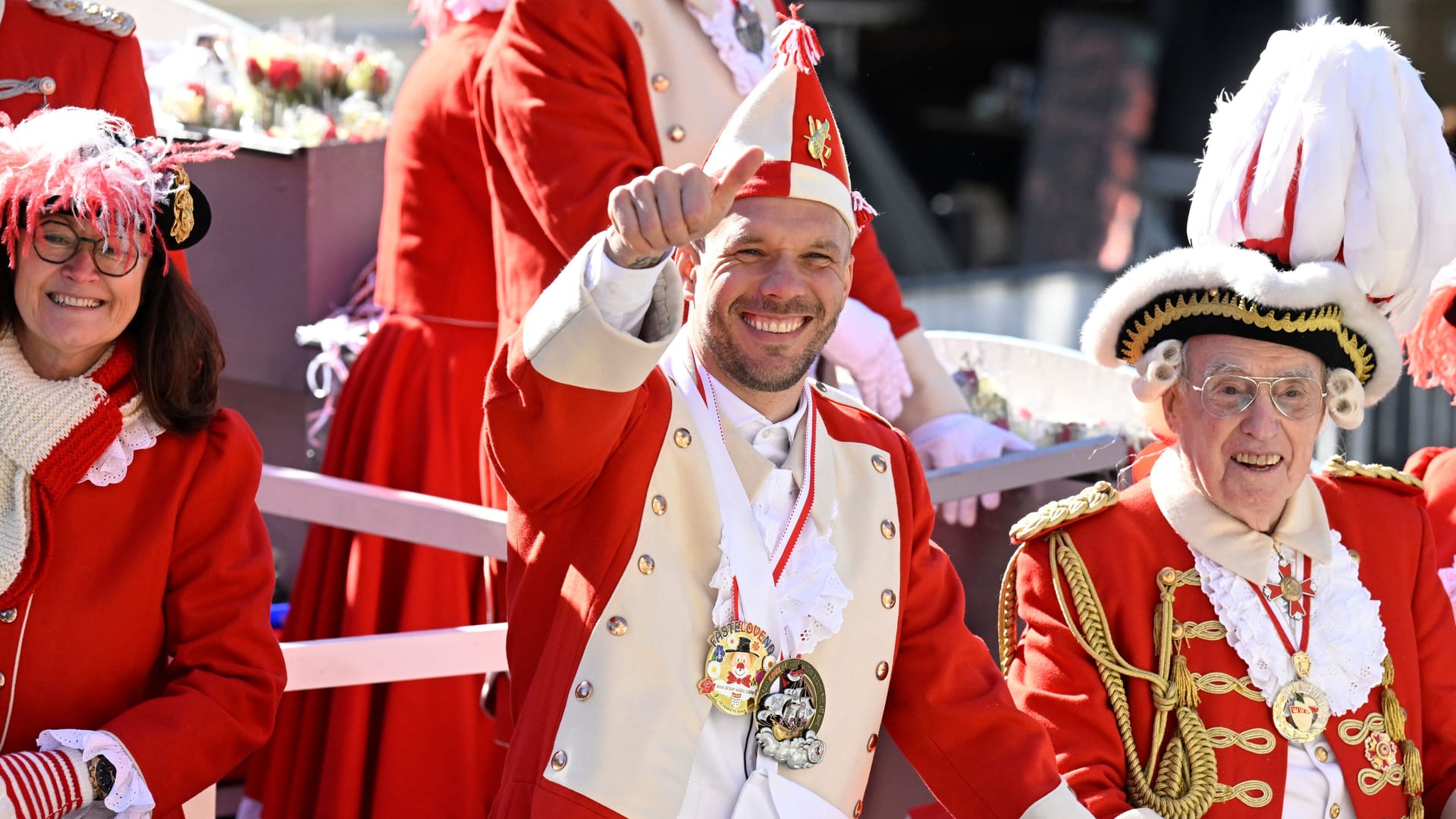 Lukas Podolski auf dem Wagen der Rote Funke.