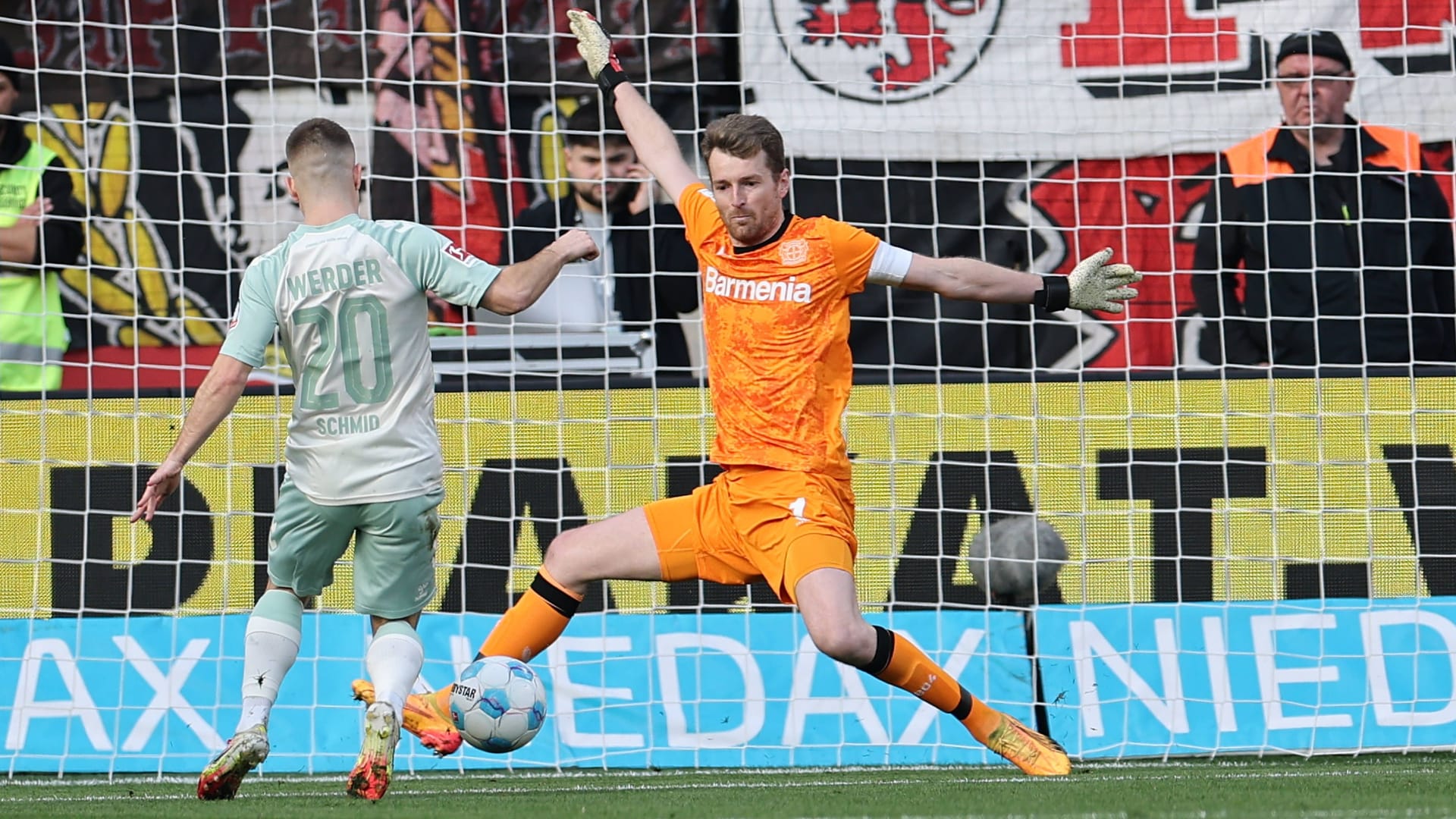 Früher Schock für Leverkusen: Bremens Schmid (li.) trifft gegen Bayer-Keeper Radecky.