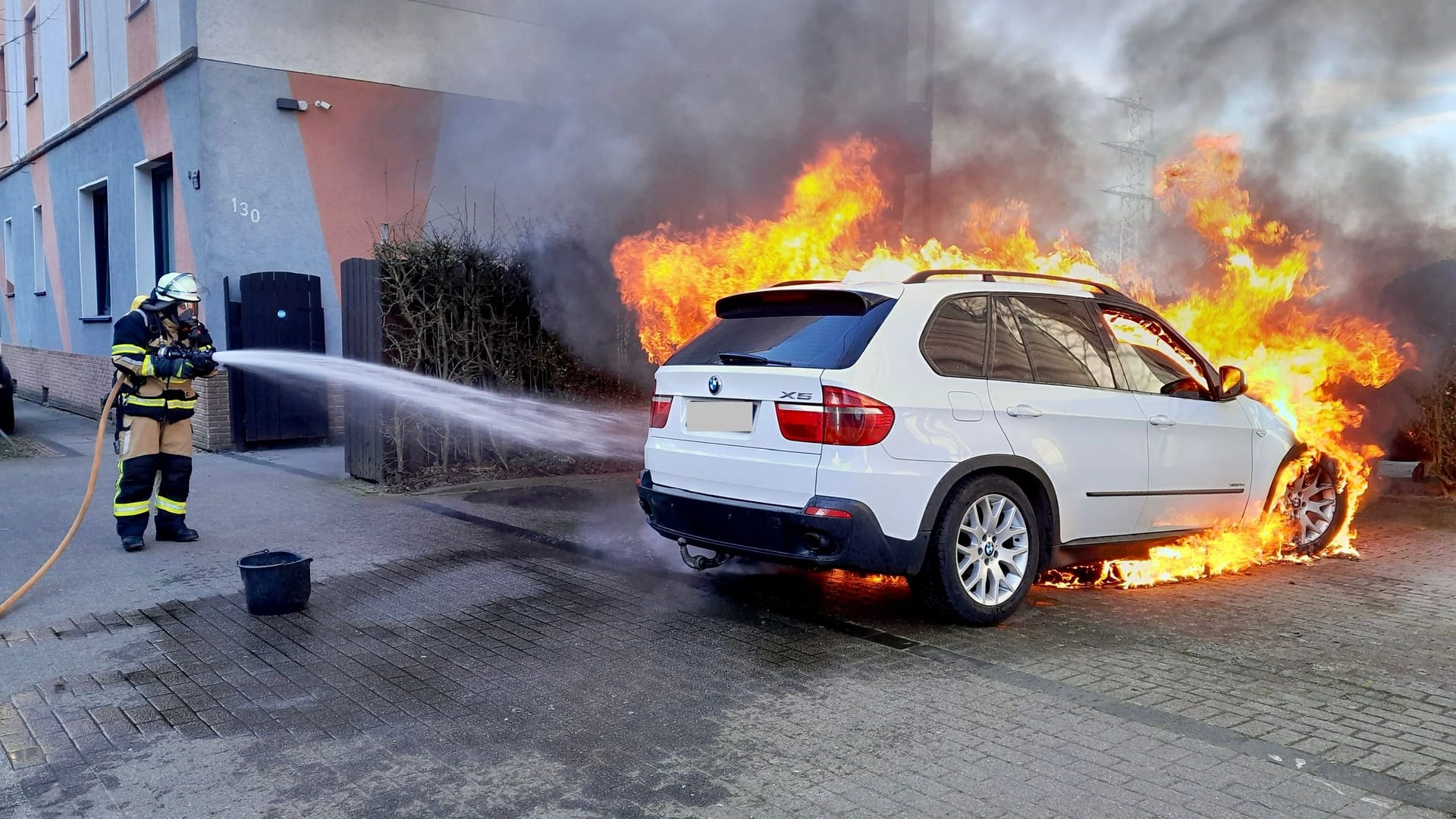 Ein Auto brennt lichterloh: Die Feuerwehr musste am Donnerstag einen brennenden SUV in Essen-Altenessen löschen.