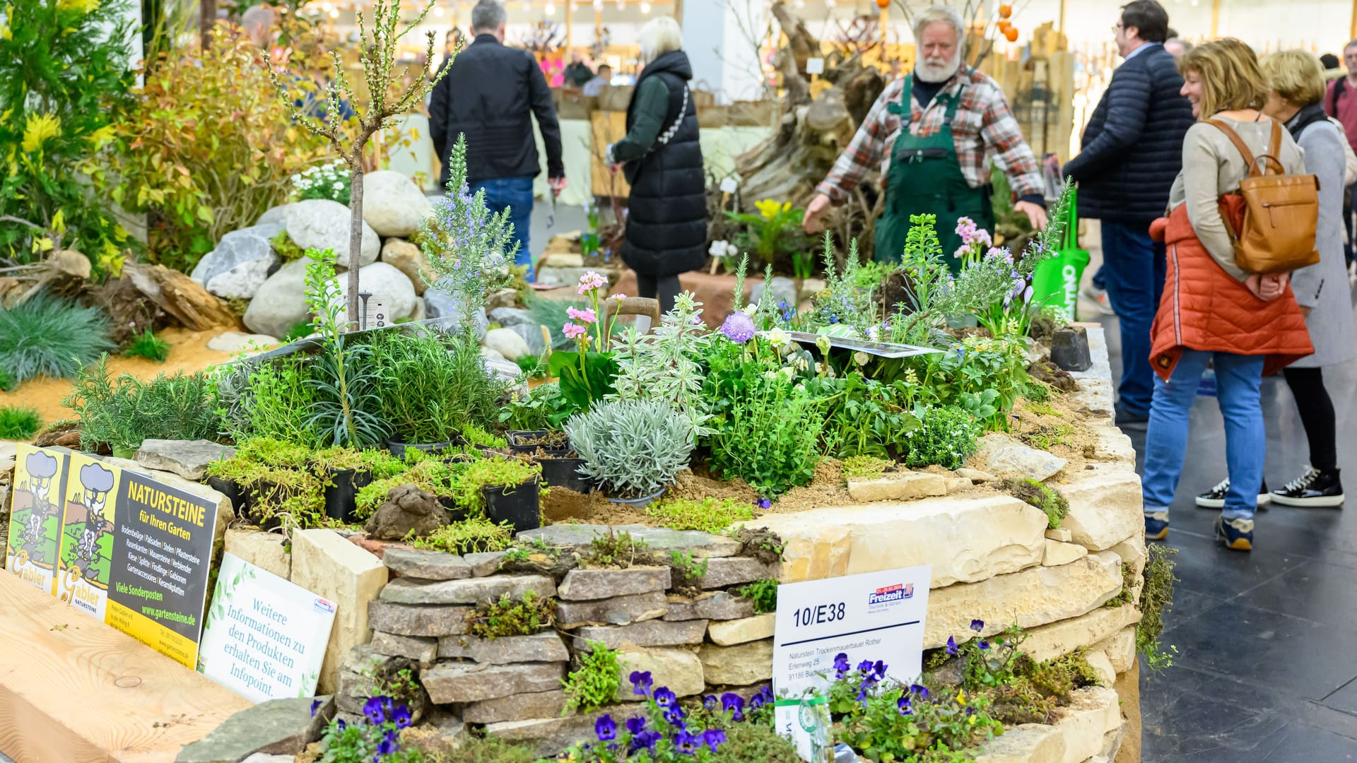 Ein Stand (Archivbild): Besucher können sich vor Ort auch zur Gartengestaltung informieren.