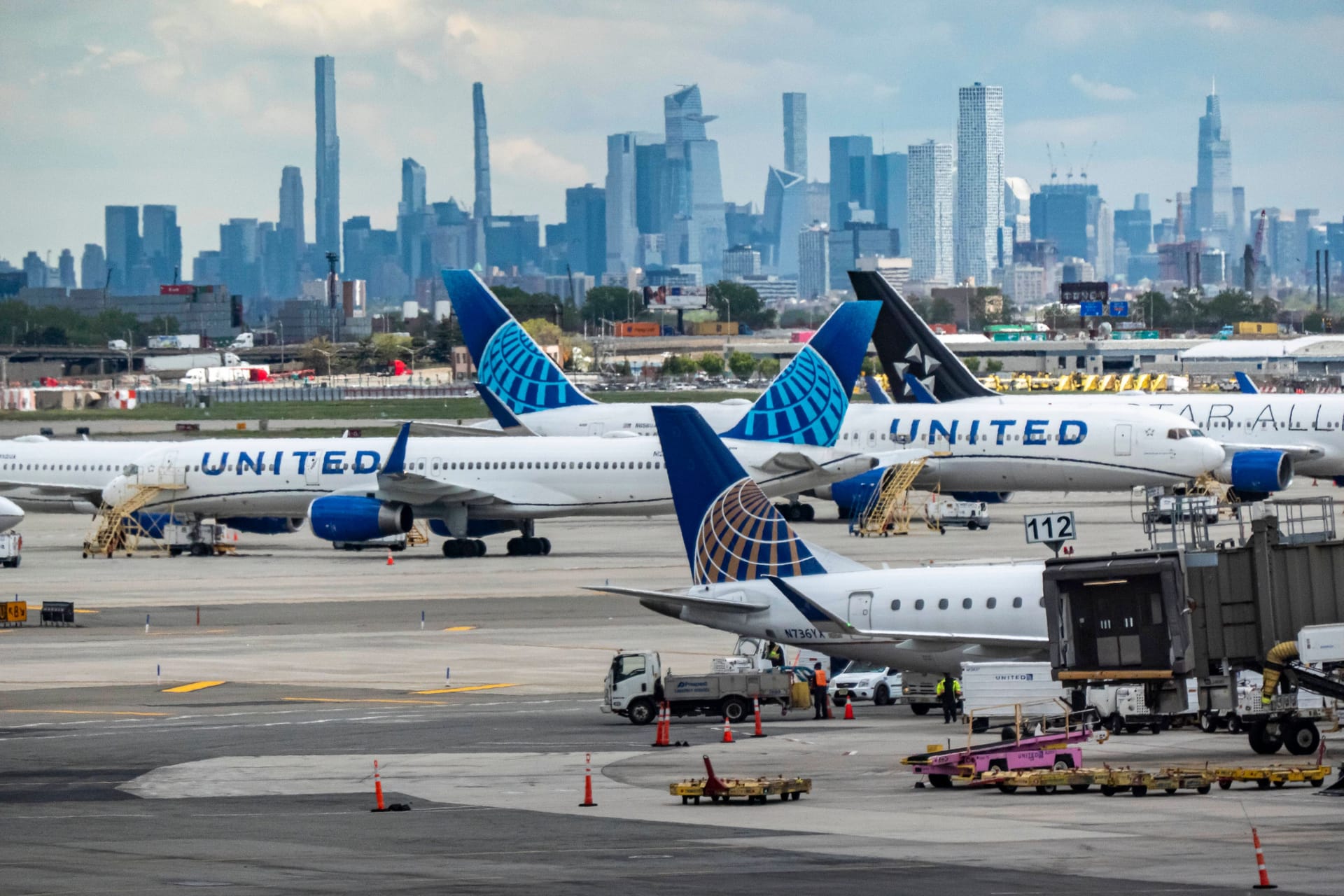 Die Wolkenkratzer von New York vom Flughafen Newark aus gesehen: Wer hier landet, ist noch längst nicht eingereist.