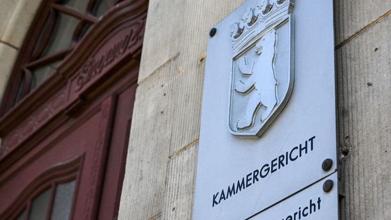 Ein Schild weist auf das Kammergericht Berlin im Gebäude in der Elßholzstraße hin. Das Kammergericht ist das höchste Berliner Gericht der ordentlichen Gerichtsbarkeit. Es ist das Oberlandesgericht des Landes Berlin. Gegen zwei mutmaßliche ehemalige Mitglieder der linksextremistischen Gruppe «Das Komitee» beginnt dort ein Prozess. (zu dpa: «Rückkehr aus Exil - Mutmaßliche Linksextremisten vor Gericht»)