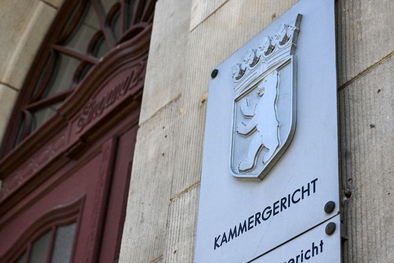 Ein Schild weist auf das Kammergericht Berlin im Gebäude in der Elßholzstraße hin. Das Kammergericht ist das höchste Berliner Gericht der ordentlichen Gerichtsbarkeit. Es ist das Oberlandesgericht des Landes Berlin. Gegen zwei mutmaßliche ehemalige Mitglieder der linksextremistischen Gruppe «Das Komitee» beginnt dort ein Prozess. (zu dpa: «Rückkehr aus Exil - Mutmaßliche Linksextremisten vor Gericht»)