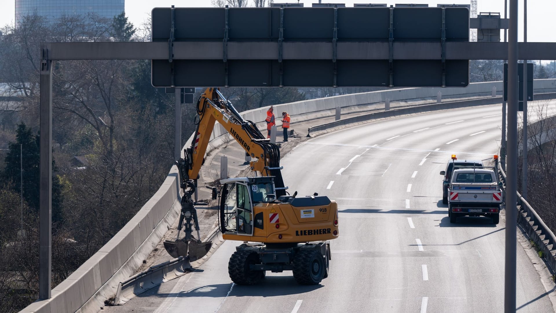 21.03.2025, Berlin: Ein Bagger arbeitet auf dem für den Verkehr gesperrten Brückenabschnitt der Stadtautobahn A 100 nahe dem Dreieck Funkturm. Wegen Schäden an der Autobahnbrücke wurde die Stadtautobahn in nördliche Richtung teilweise gesperrt.