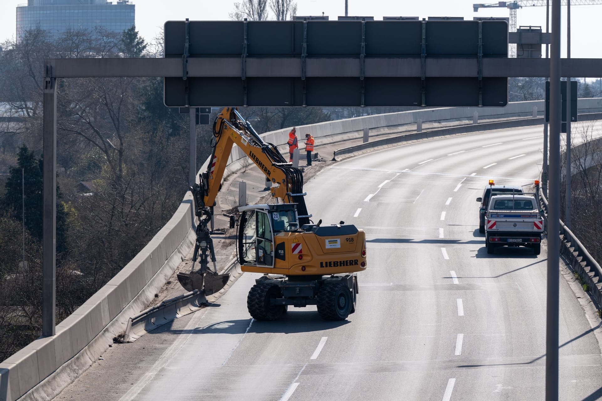 21.03.2025, Berlin: Ein Bagger arbeitet auf dem für den Verkehr gesperrten Brückenabschnitt der Stadtautobahn A 100 nahe dem Dreieck Funkturm. Wegen Schäden an der Autobahnbrücke wurde die Stadtautobahn in nördliche Richtung teilweise gesperrt.