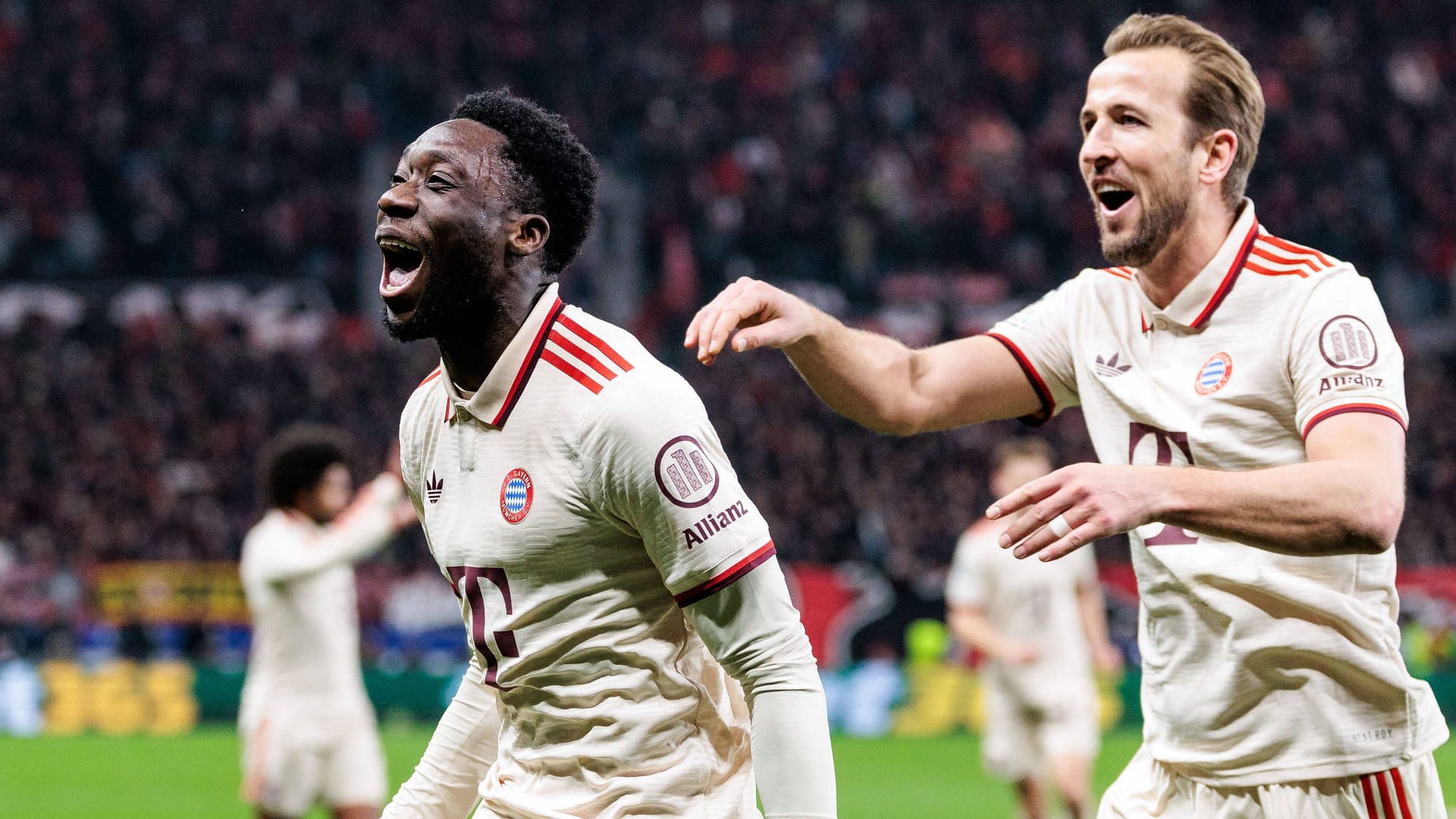 Alphonso Davies (l.) und Harry Kane: Beide trafen in Leverkusen.